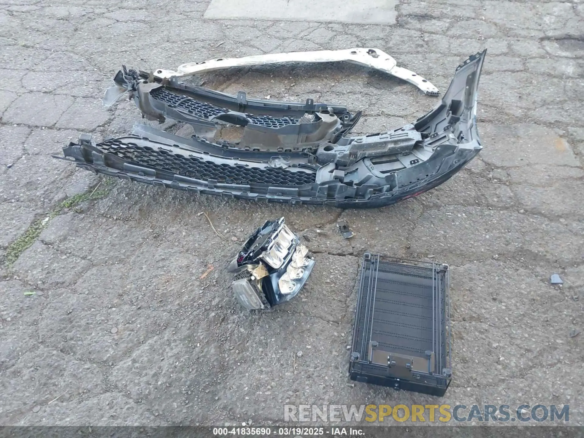 12 Photograph of a damaged car WDDWF8DB0KR506709 MERCEDES-BENZ C 300 2019