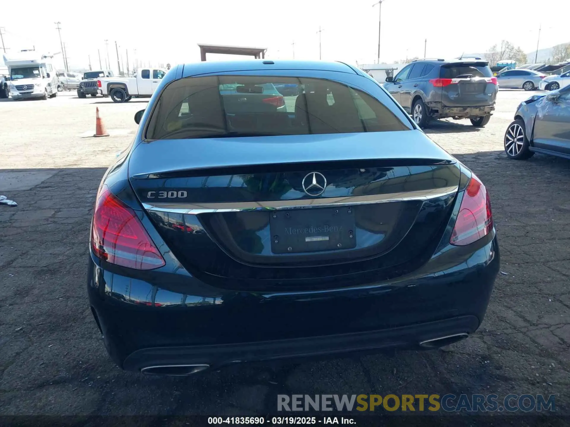 17 Photograph of a damaged car WDDWF8DB0KR506709 MERCEDES-BENZ C 300 2019