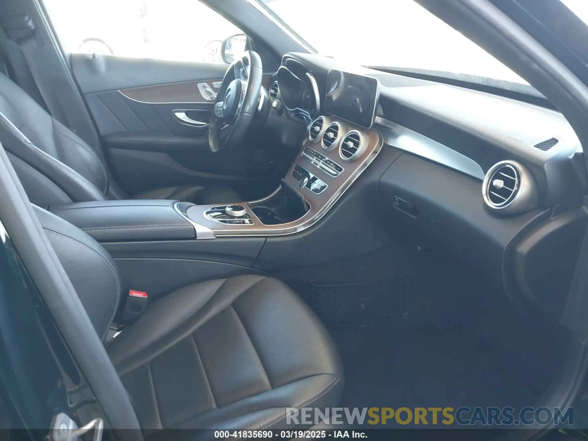 5 Photograph of a damaged car WDDWF8DB0KR506709 MERCEDES-BENZ C 300 2019
