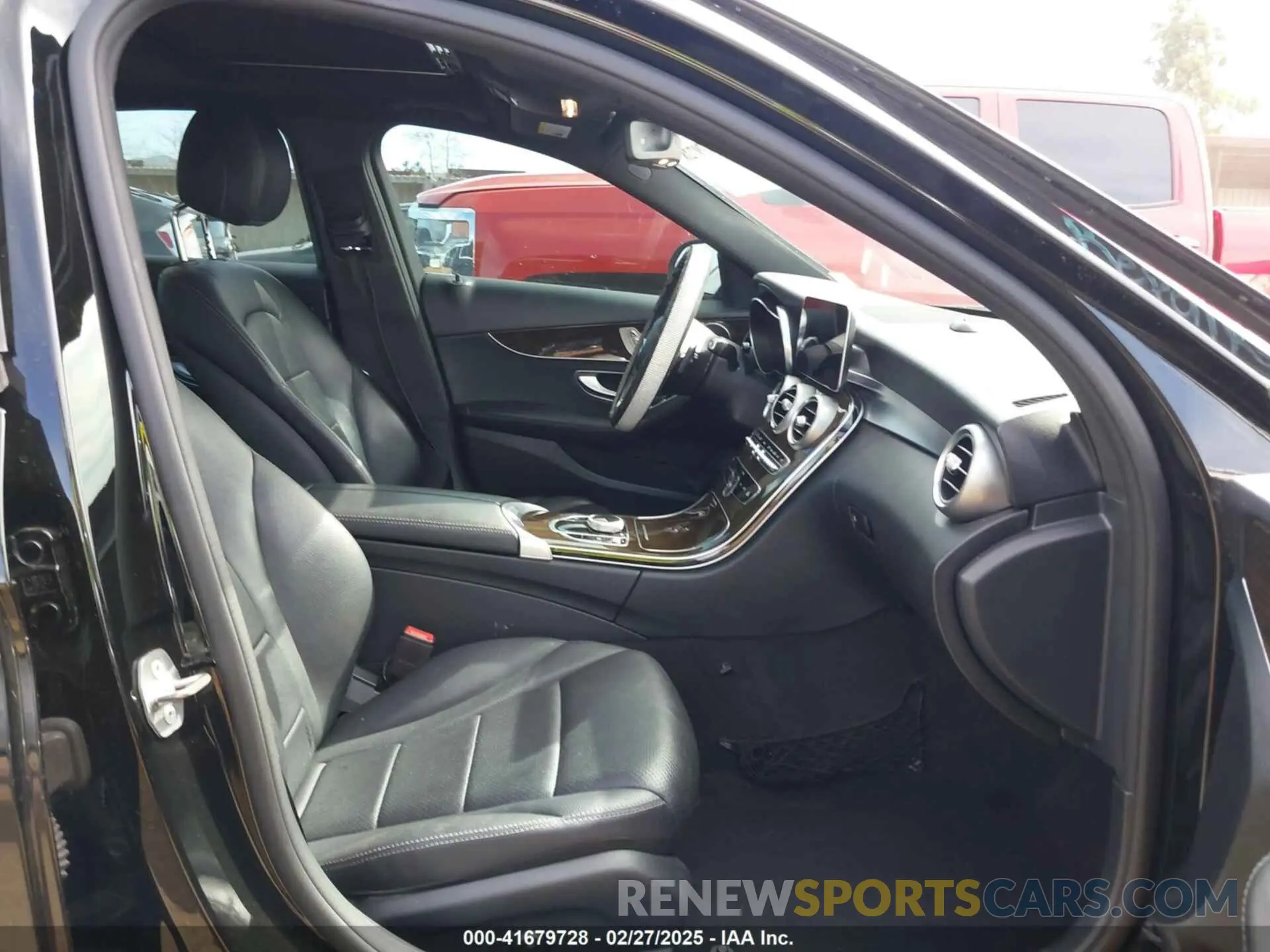 5 Photograph of a damaged car WDDWF8DB1KR483795 MERCEDES-BENZ C 300 2019