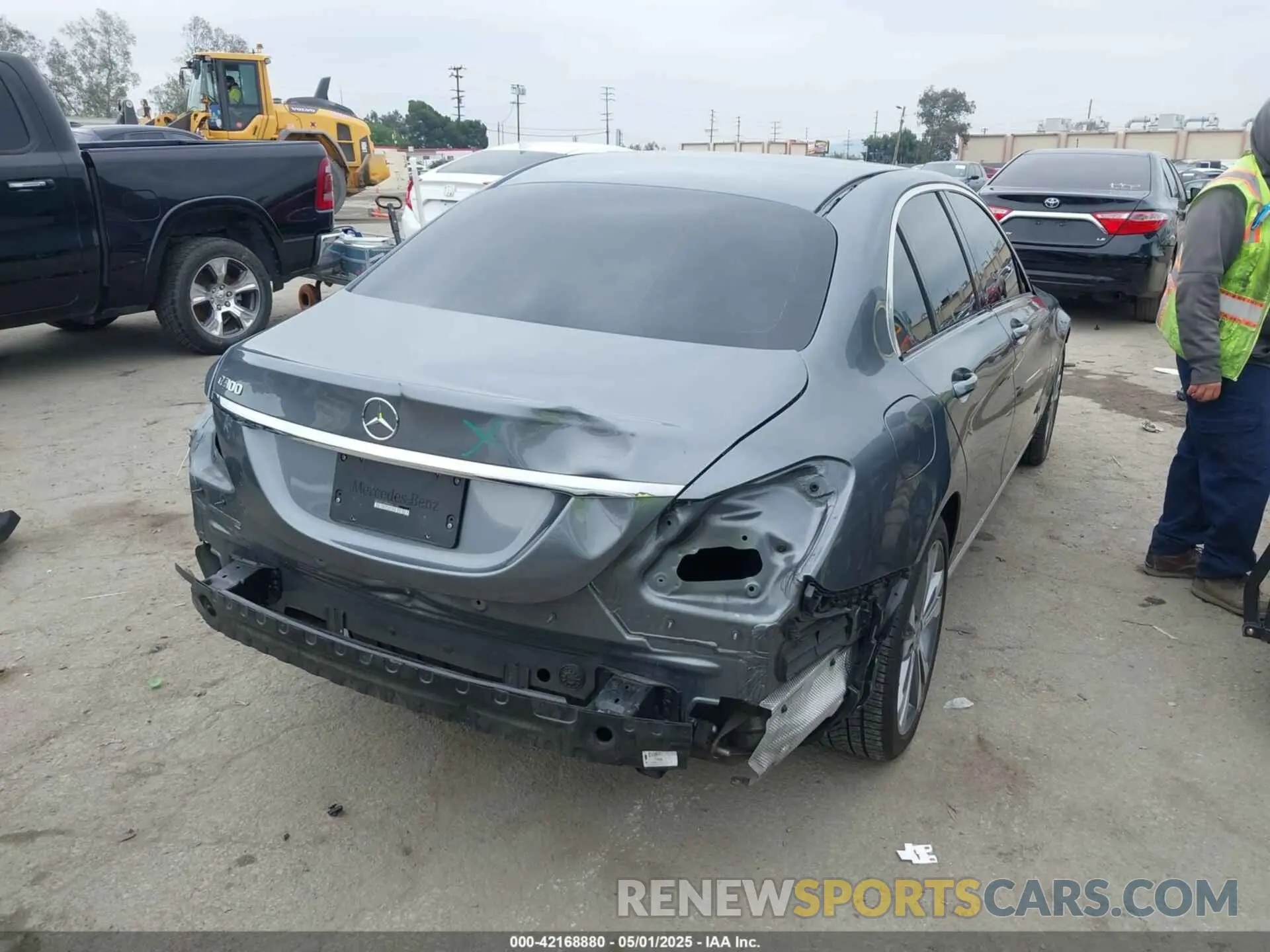 4 Photograph of a damaged car WDDWF8DB4KR463153 MERCEDES-BENZ C 300 2019