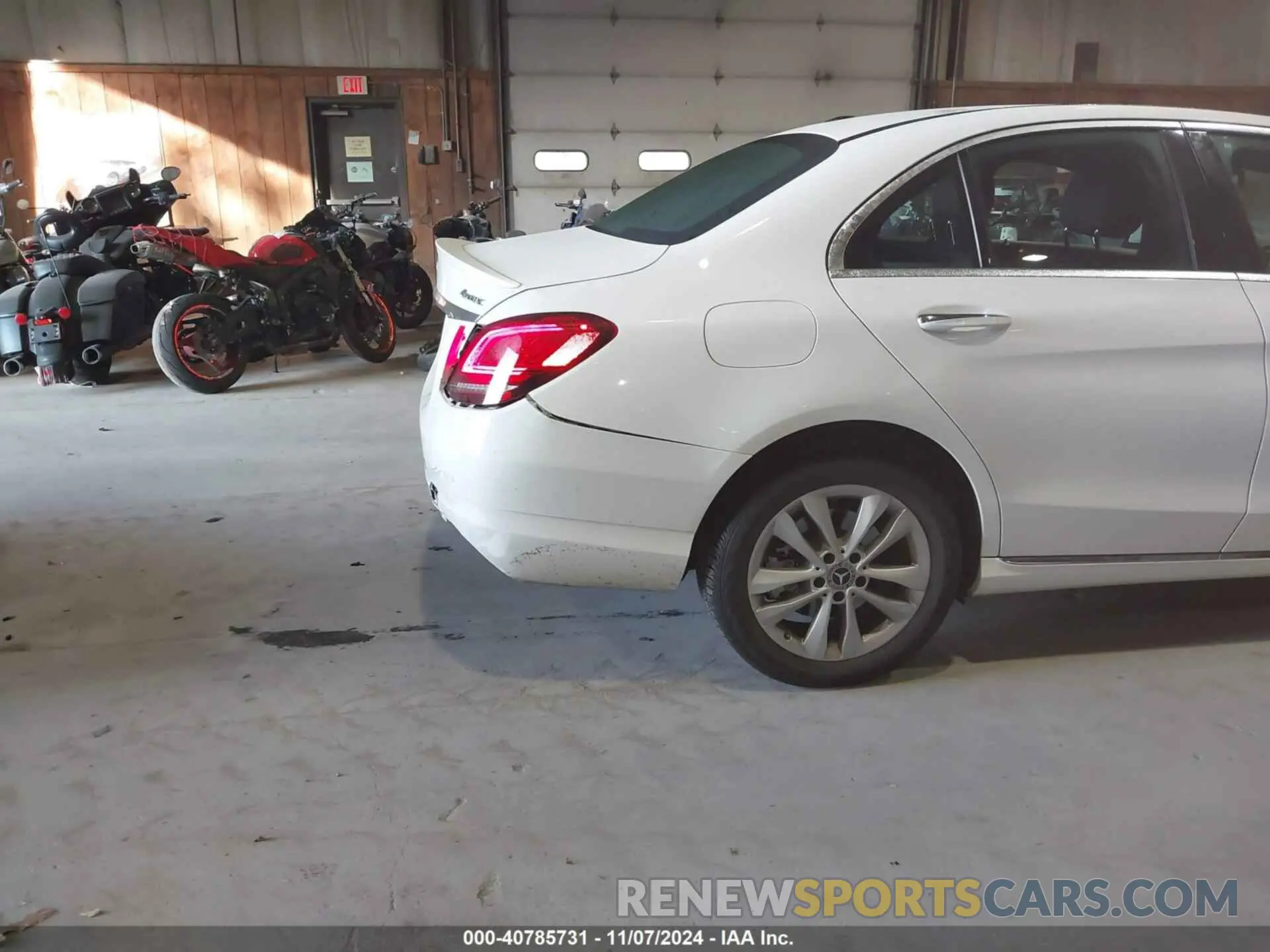 17 Photograph of a damaged car WDDWF8EB3KR501678 MERCEDES-BENZ C 300 2019