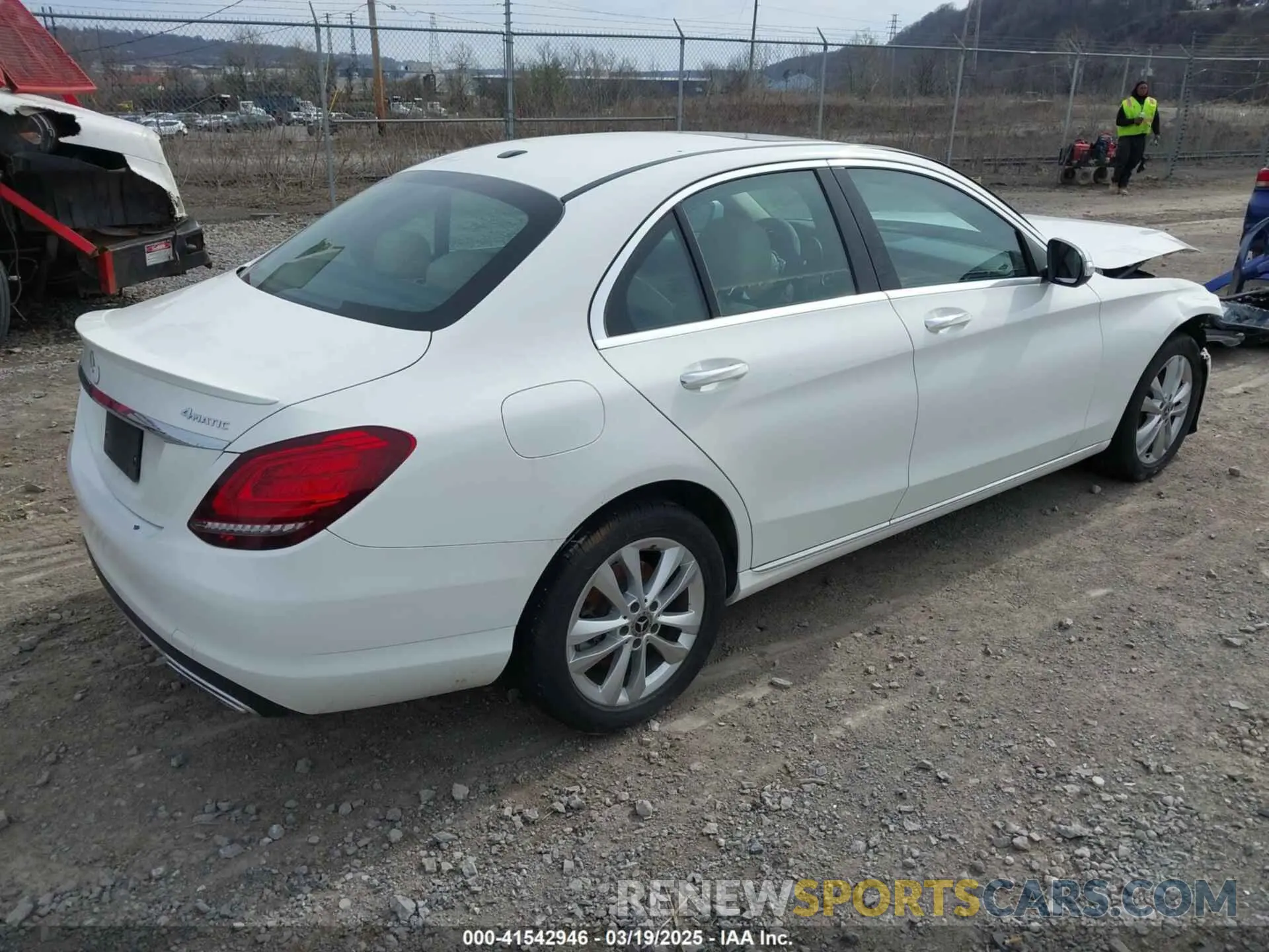 4 Photograph of a damaged car WDDWF8EB6KR458115 MERCEDES-BENZ C 300 2019