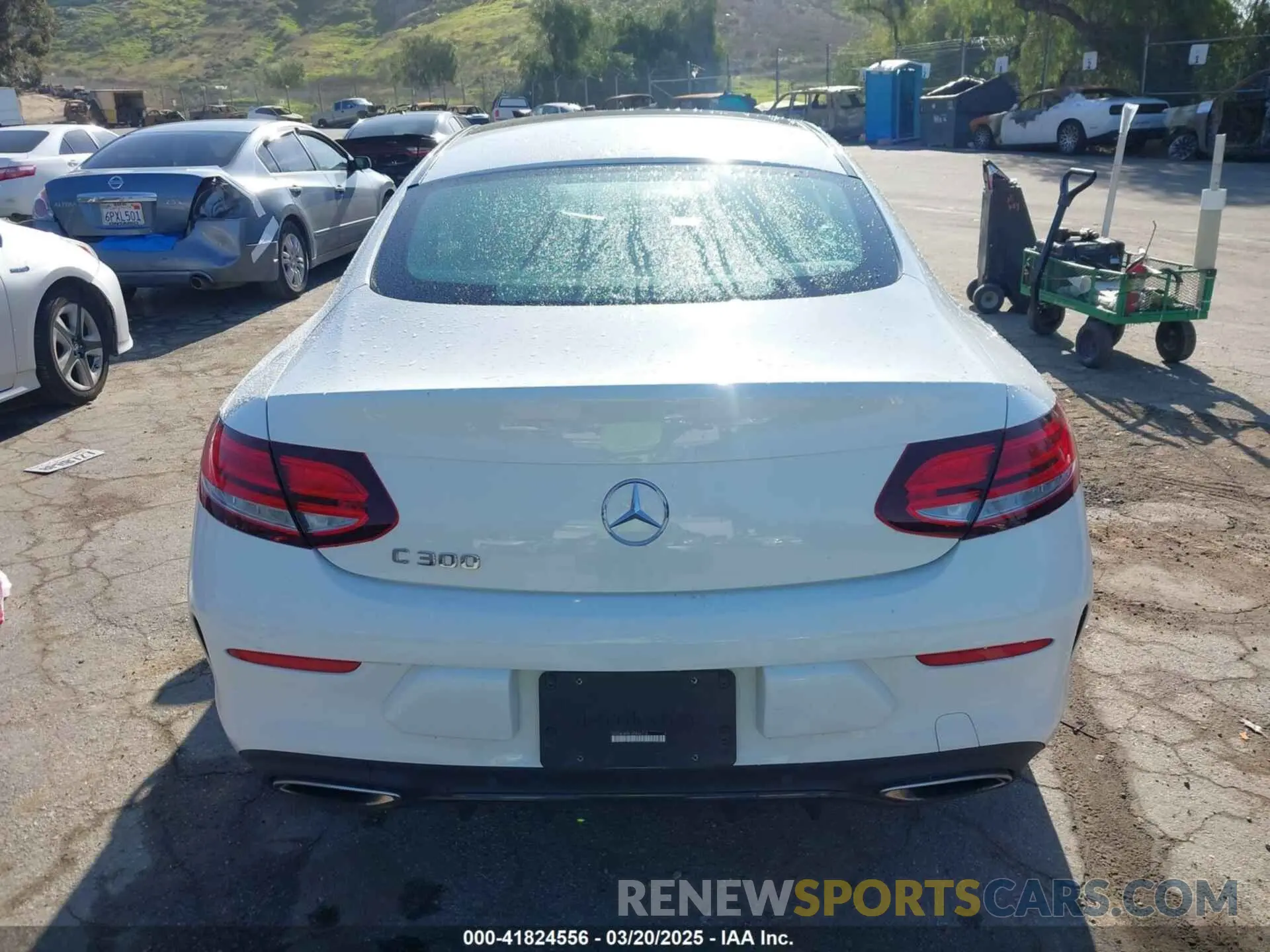 17 Photograph of a damaged car WDDWJ8DB1KF844216 MERCEDES-BENZ C 300 2019