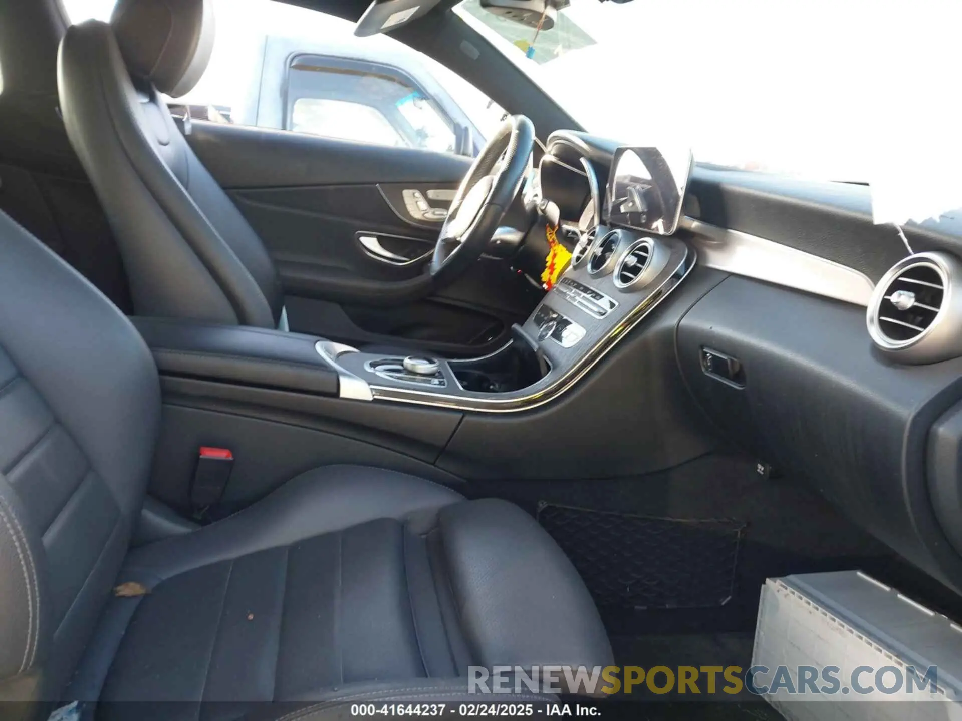5 Photograph of a damaged car WDDWJ8DB4KF827765 MERCEDES-BENZ C 300 2019