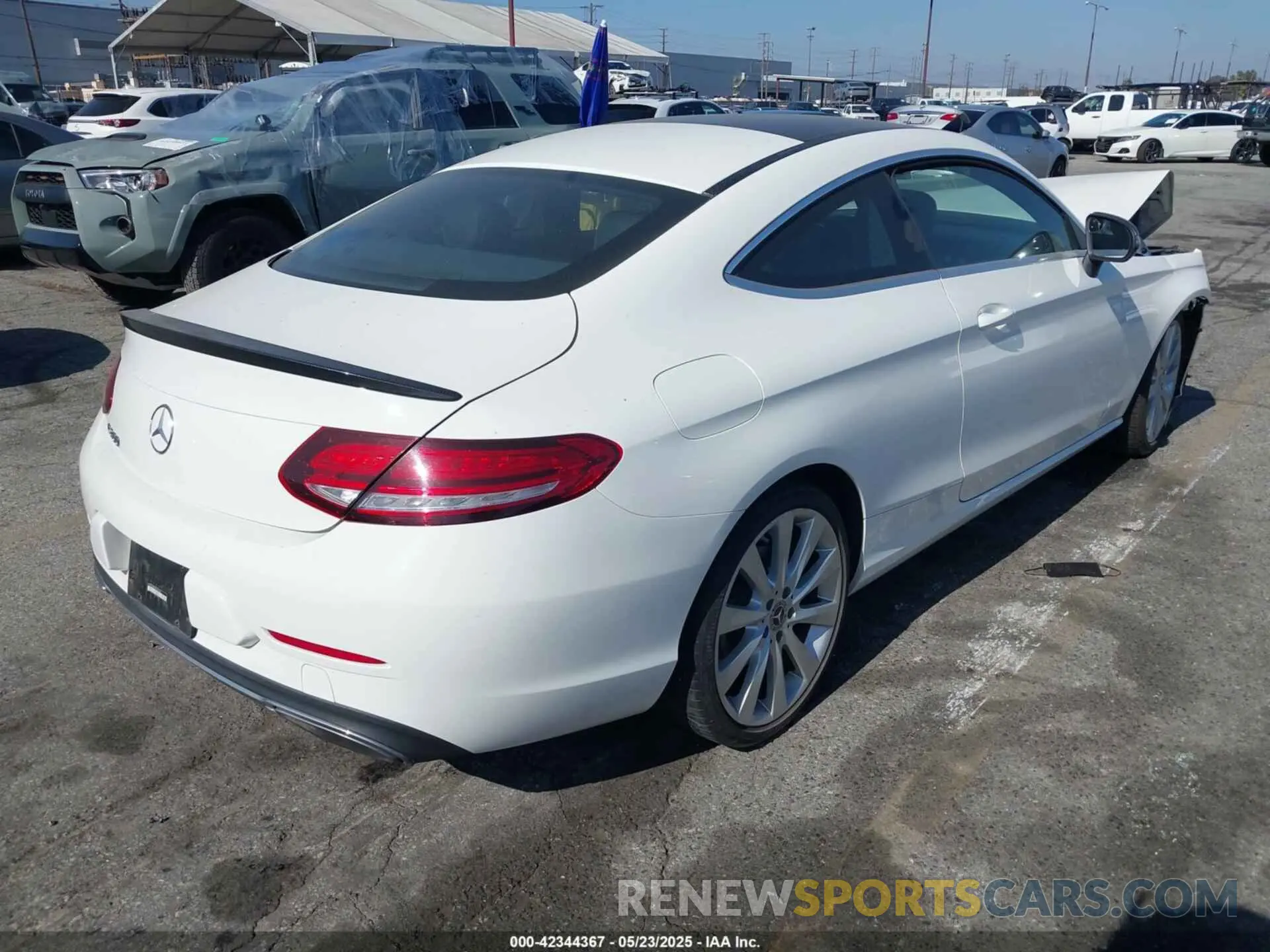 4 Photograph of a damaged car WDDWJ8DB9KF800304 MERCEDES-BENZ C 300 2019