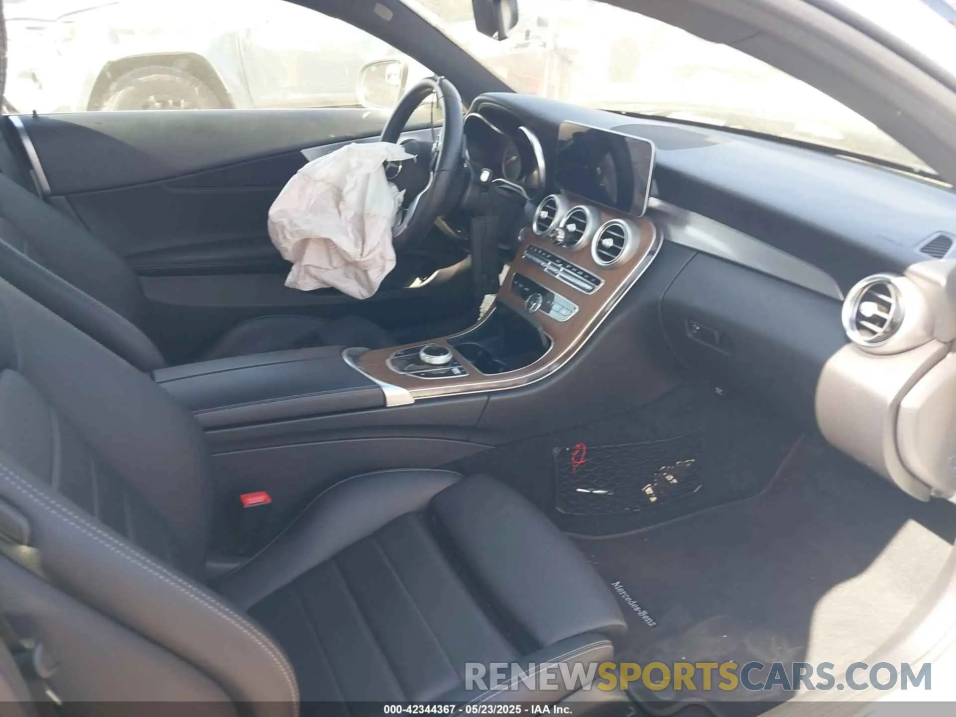 5 Photograph of a damaged car WDDWJ8DB9KF800304 MERCEDES-BENZ C 300 2019