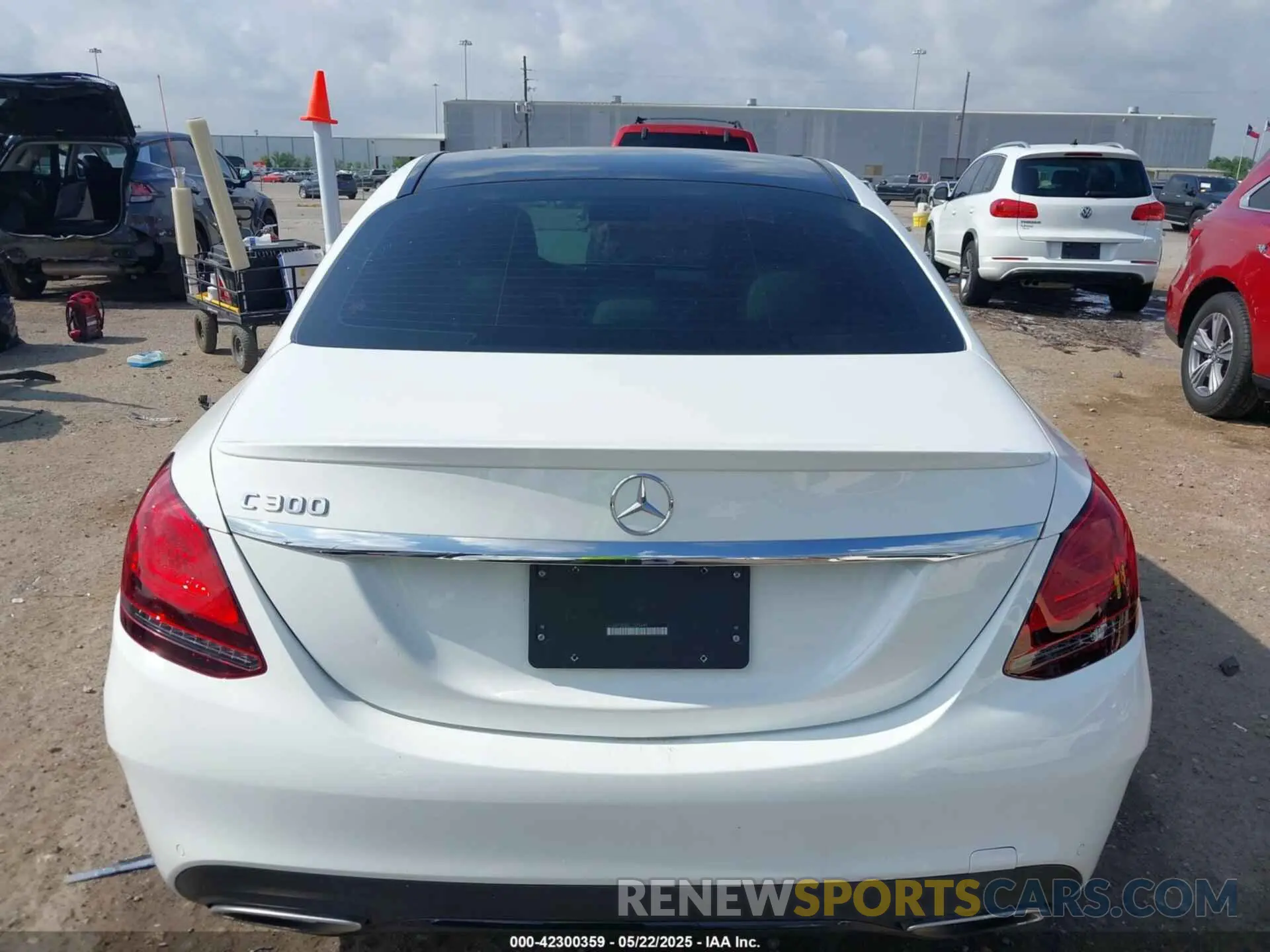 17 Photograph of a damaged car 55SWF8DB0LU325495 MERCEDES-BENZ C 300 2020