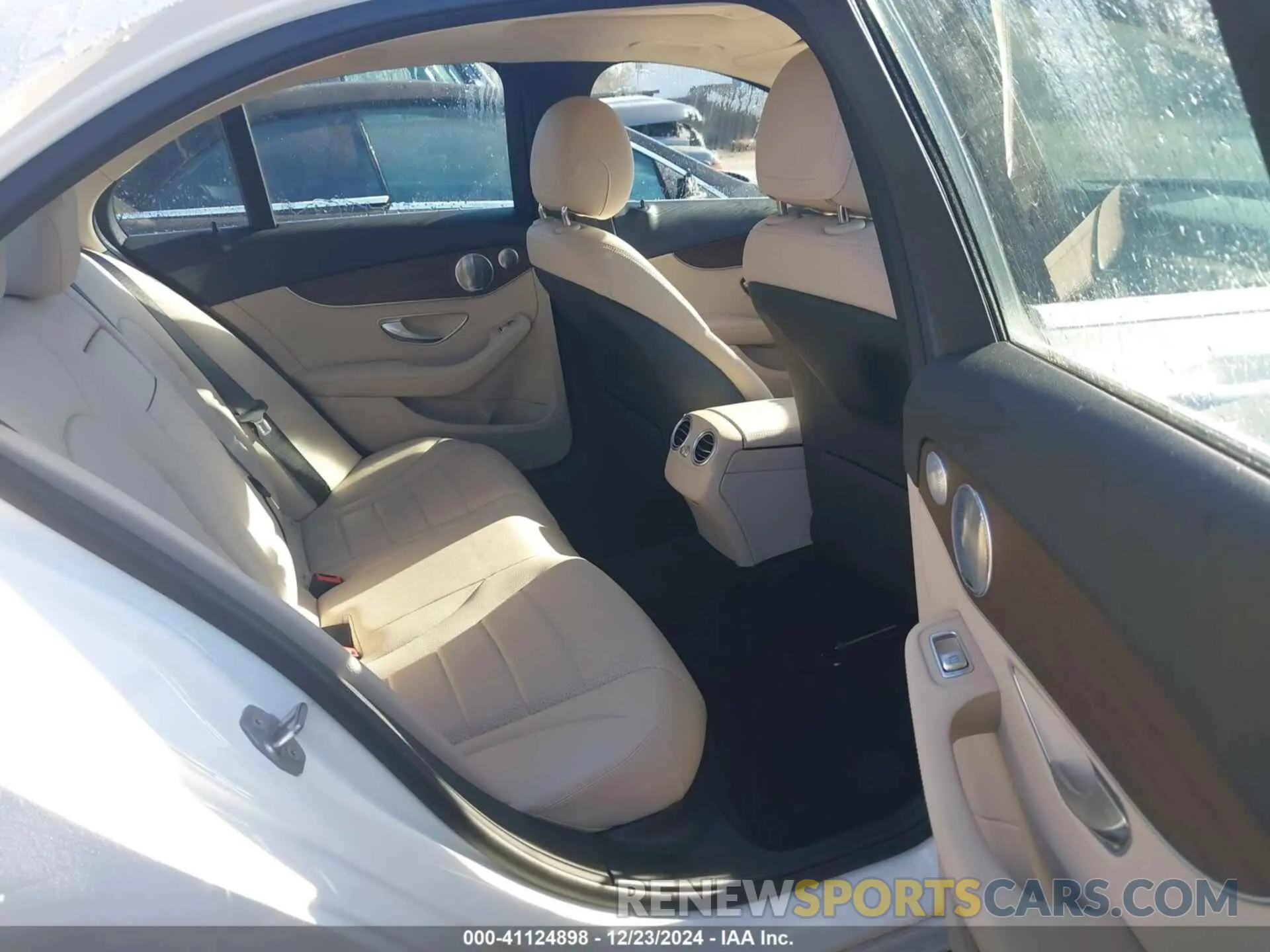 8 Photograph of a damaged car W1KWF8EB6LR595931 MERCEDES-BENZ C 300 2020