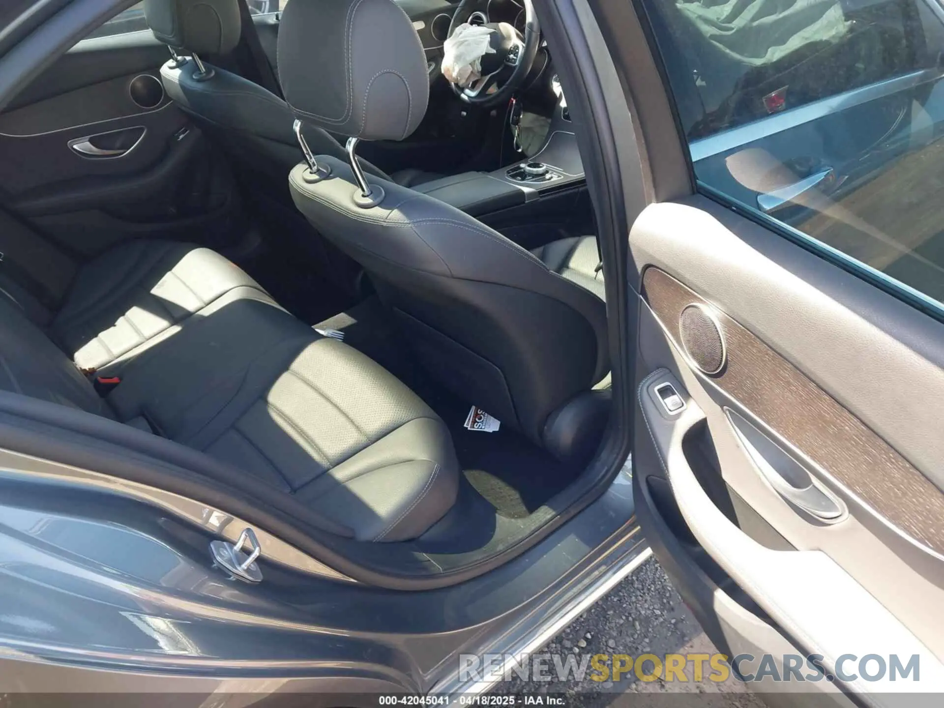 8 Photograph of a damaged car W1KWF8EBXLR592644 MERCEDES-BENZ C 300 2020