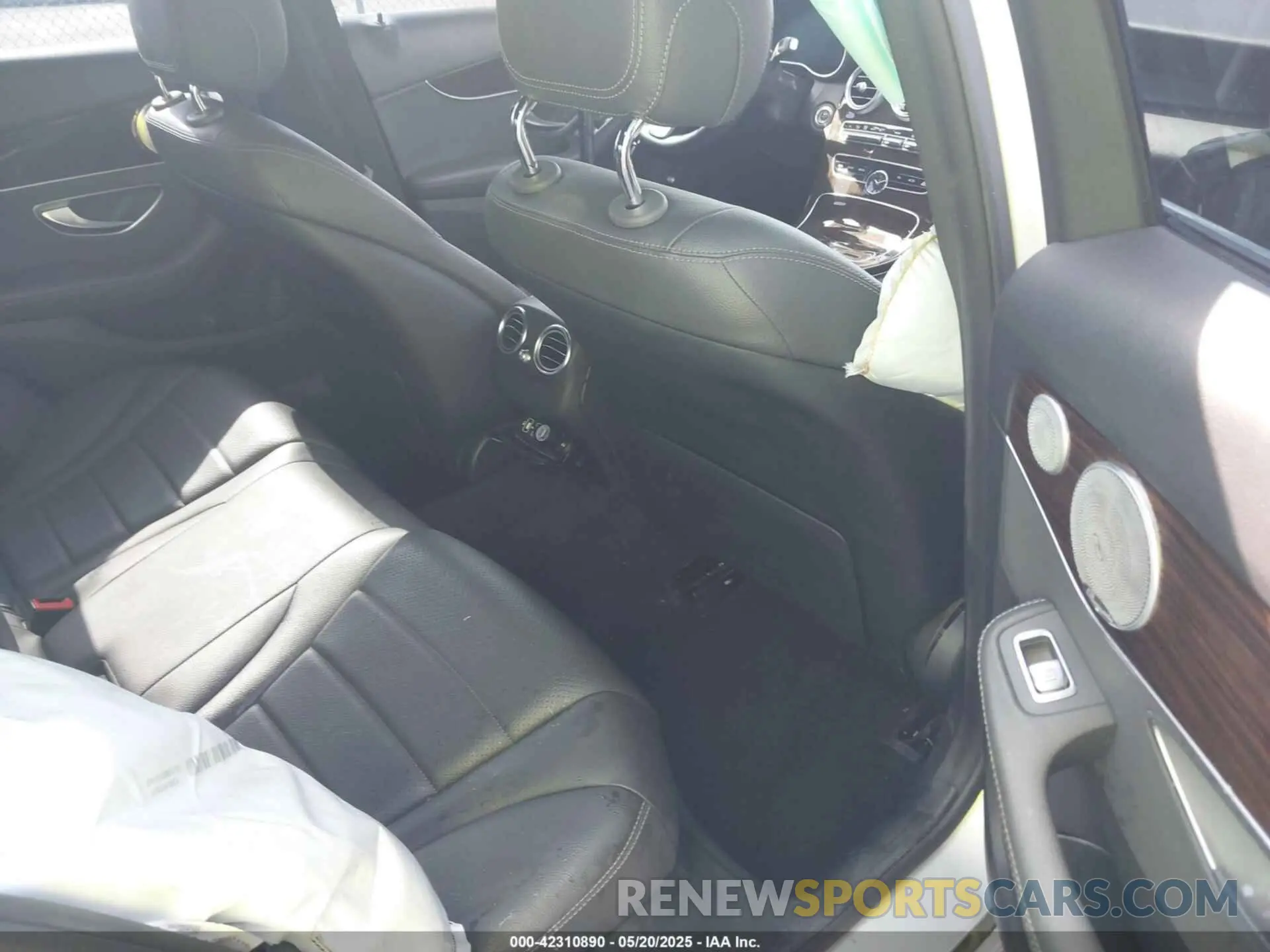 8 Photograph of a damaged car WDDWF8DB0LR553935 MERCEDES-BENZ C 300 2020