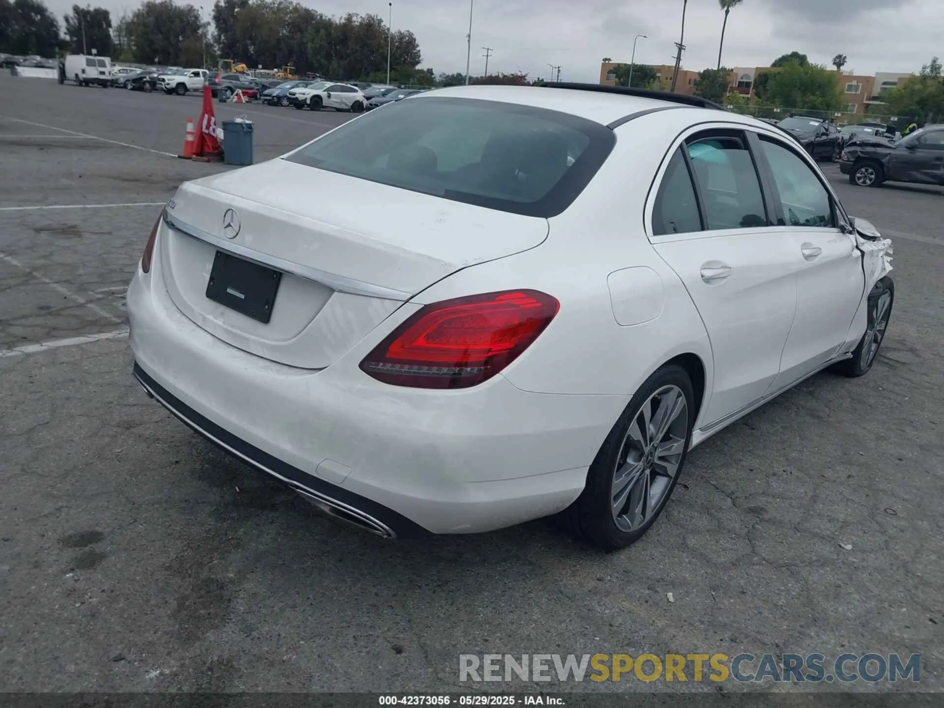4 Photograph of a damaged car WDDWF8DB3LR541486 MERCEDES-BENZ C 300 2020