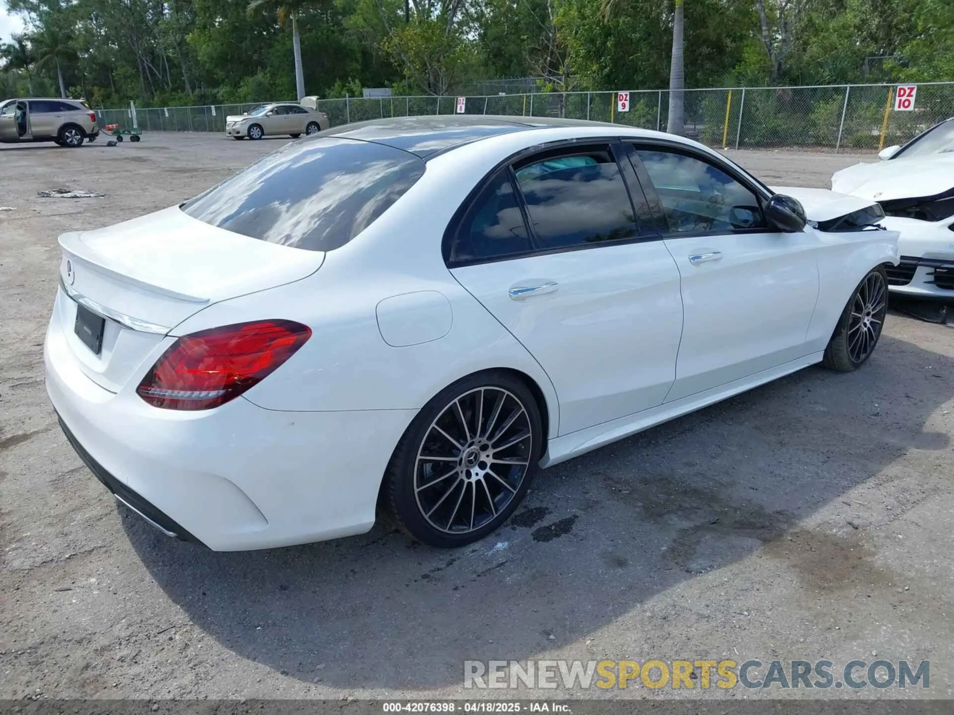 4 Photograph of a damaged car WDDWF8DB4LR525488 MERCEDES-BENZ C 300 2020