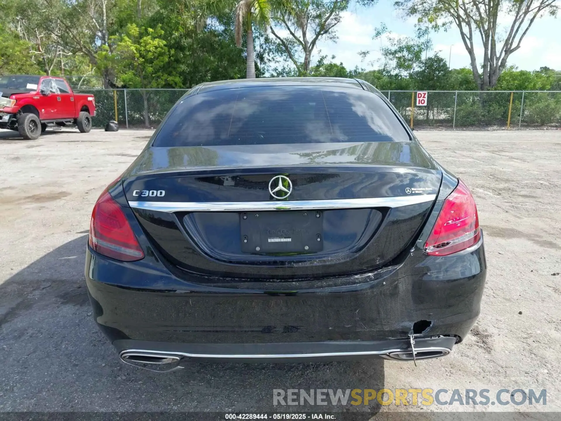 17 Photograph of a damaged car W1KWF8DB0MR610135 MERCEDES-BENZ C 300 2021