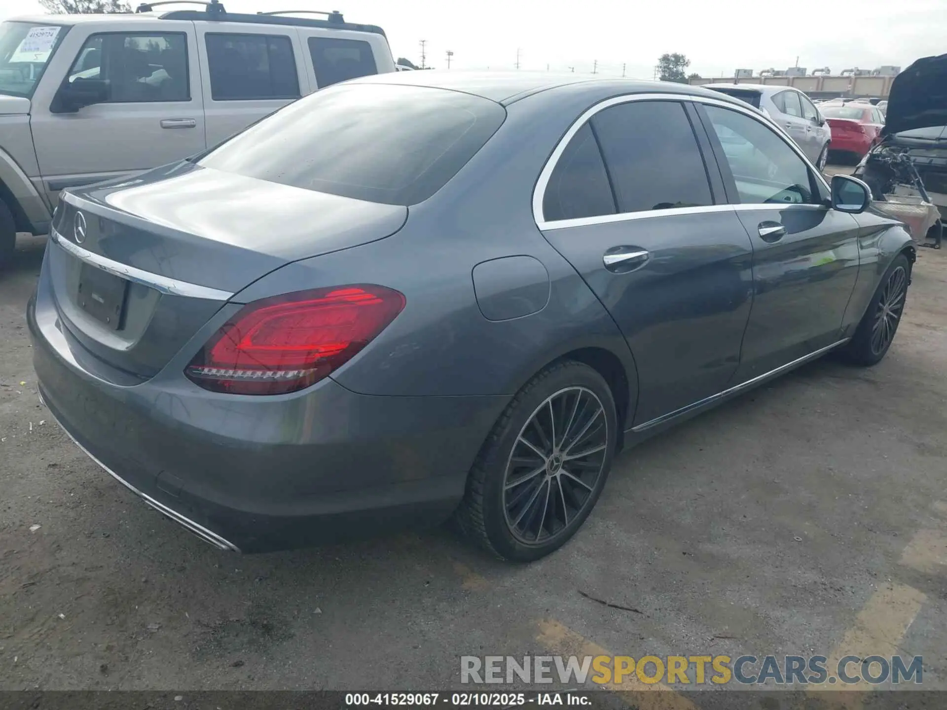 4 Photograph of a damaged car W1KWF8DB8MR651550 MERCEDES-BENZ C 300 2021
