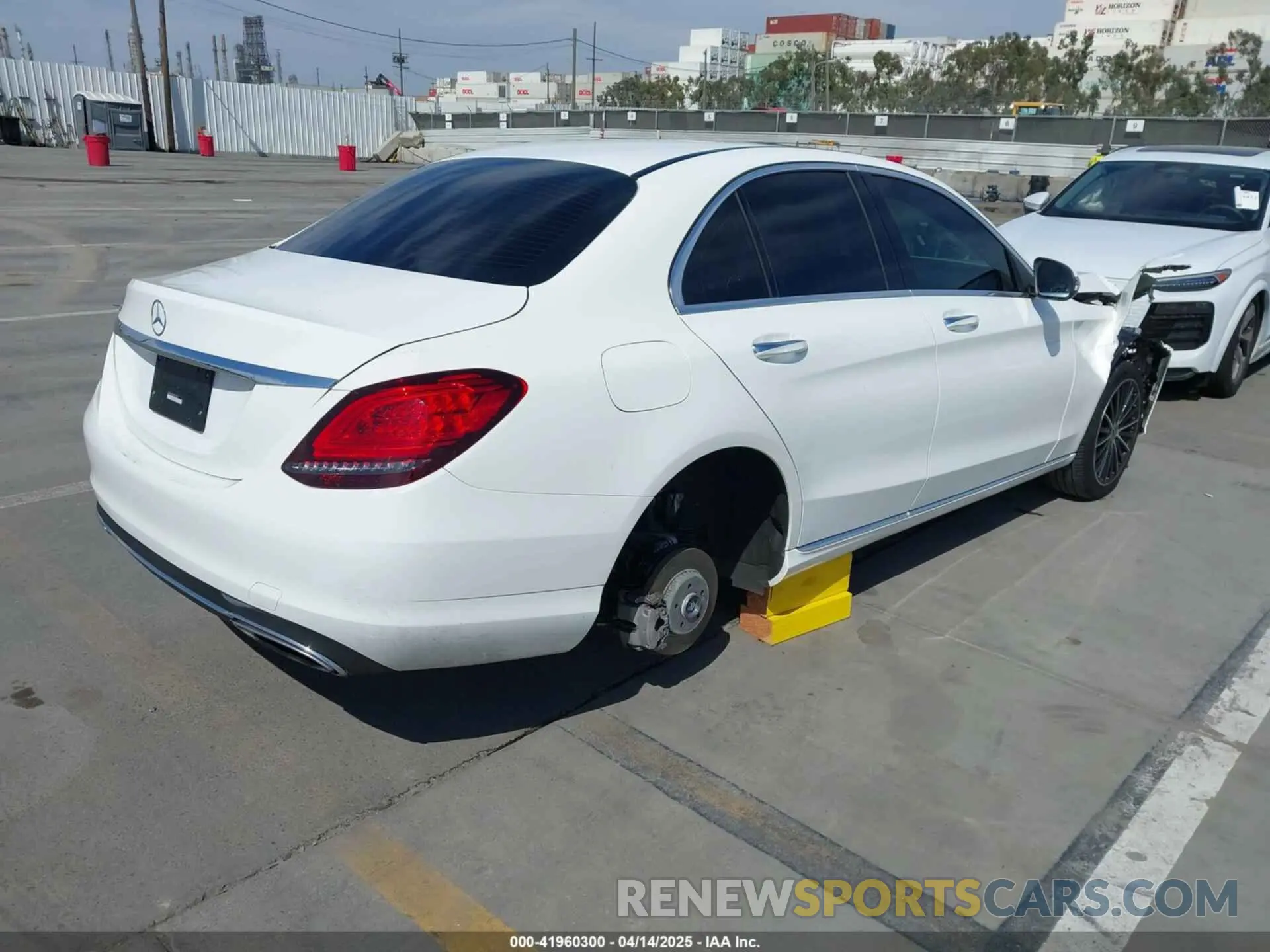 4 Photograph of a damaged car W1KWF8DB9MR611445 MERCEDES-BENZ C 300 2021