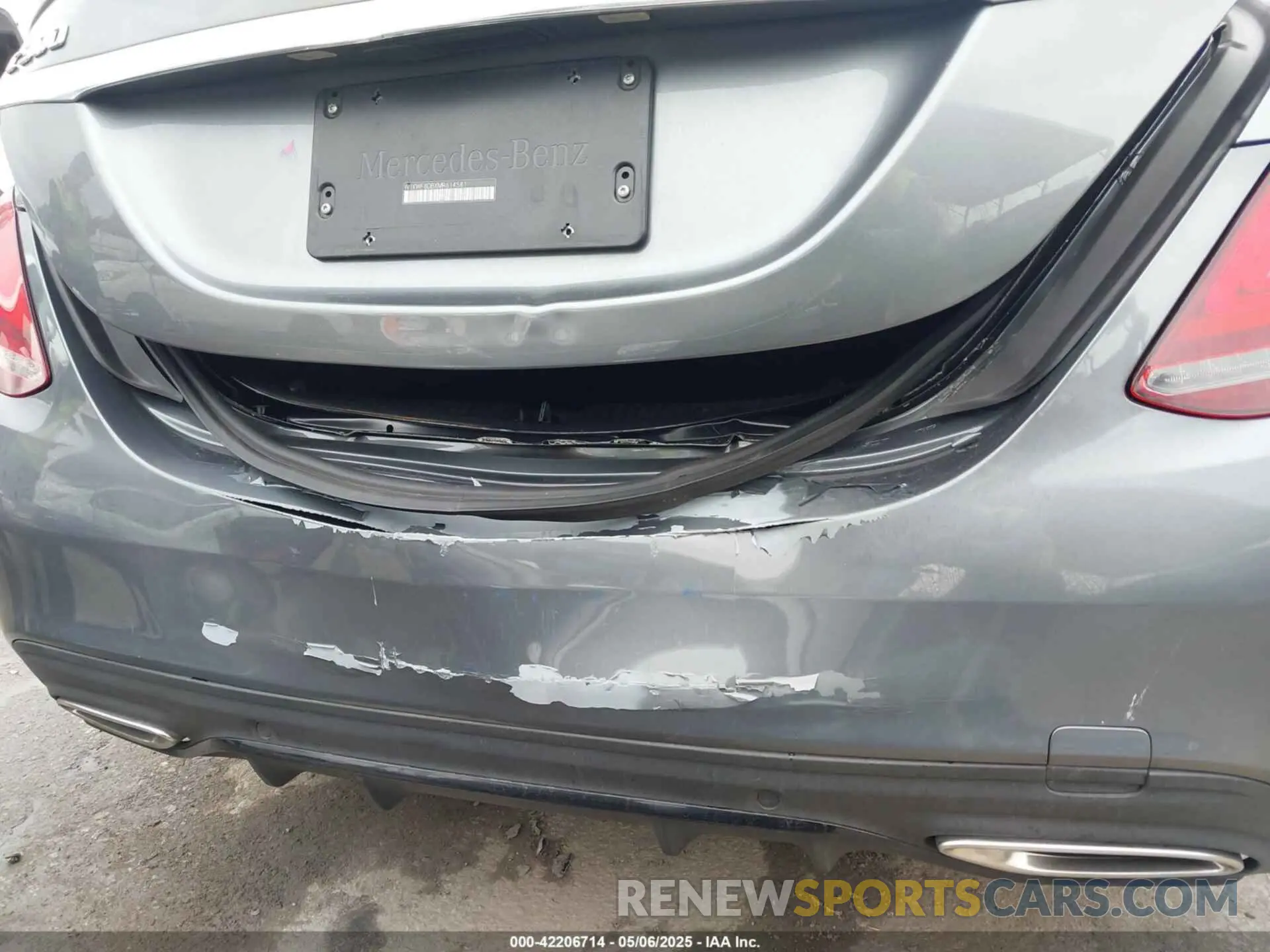 17 Photograph of a damaged car W1KWF8DBXMR614581 MERCEDES-BENZ C 300 2021