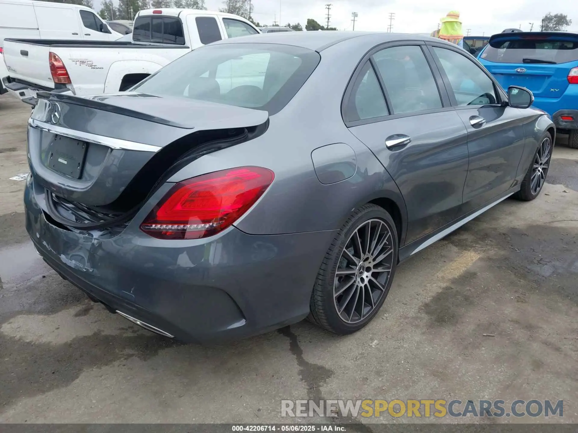 4 Photograph of a damaged car W1KWF8DBXMR614581 MERCEDES-BENZ C 300 2021