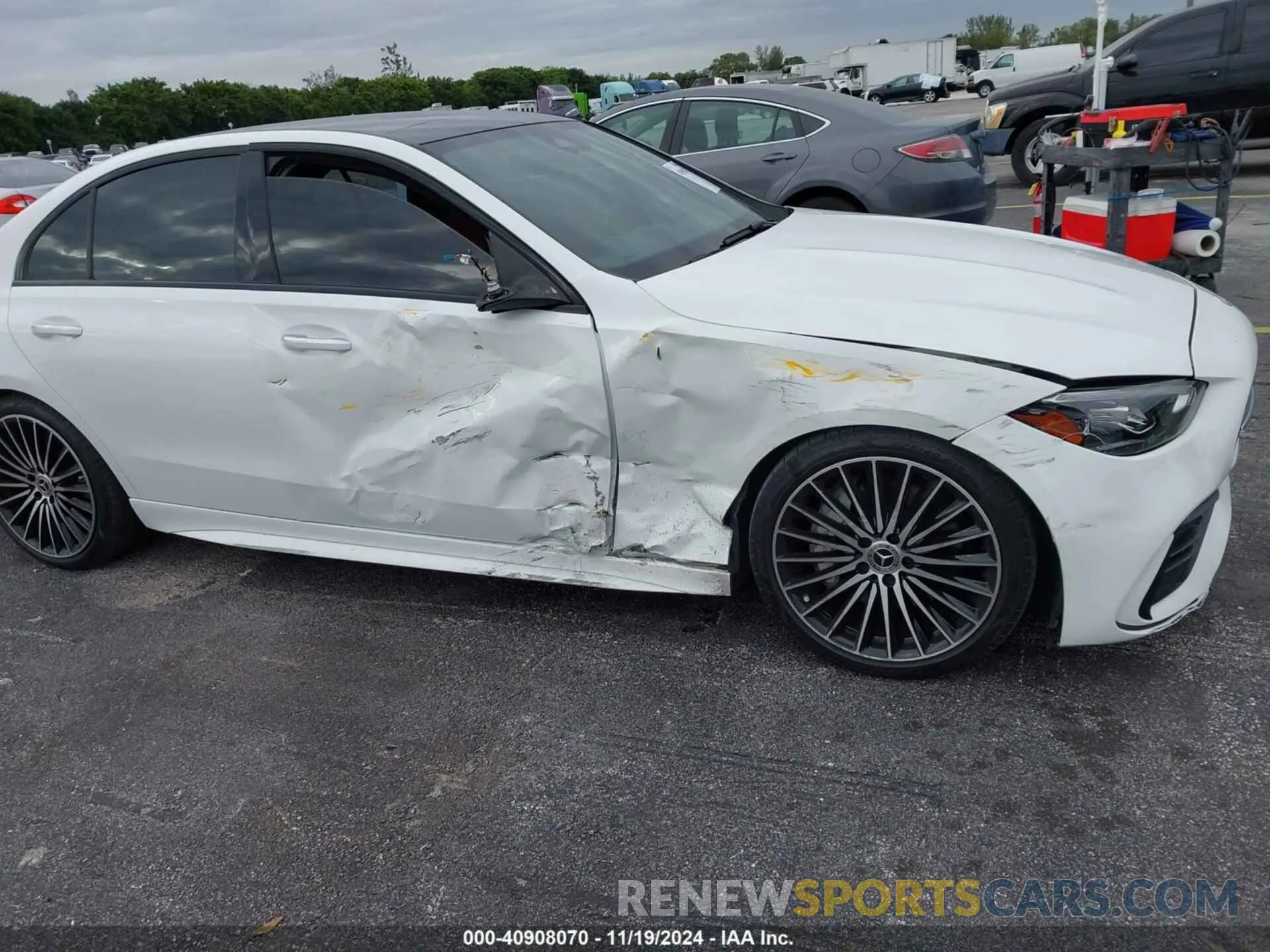 6 Photograph of a damaged car W1KAF4GB7NR030915 MERCEDES-BENZ C 300 2022