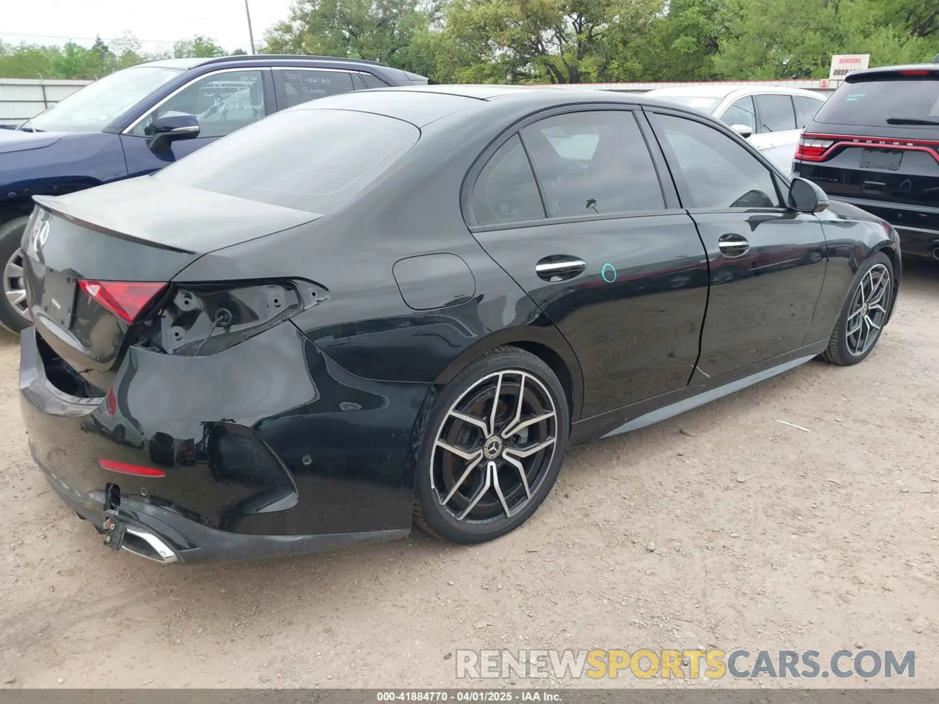 4 Photograph of a damaged car W1KAF4GB8NR046010 MERCEDES-BENZ C 300 2022