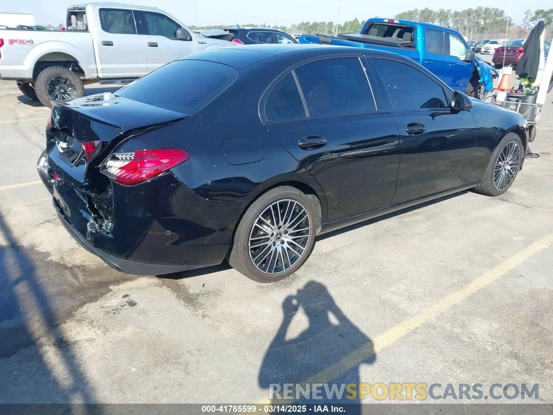 4 Photograph of a damaged car W1KAF4GB8NR047335 MERCEDES-BENZ C 300 2022