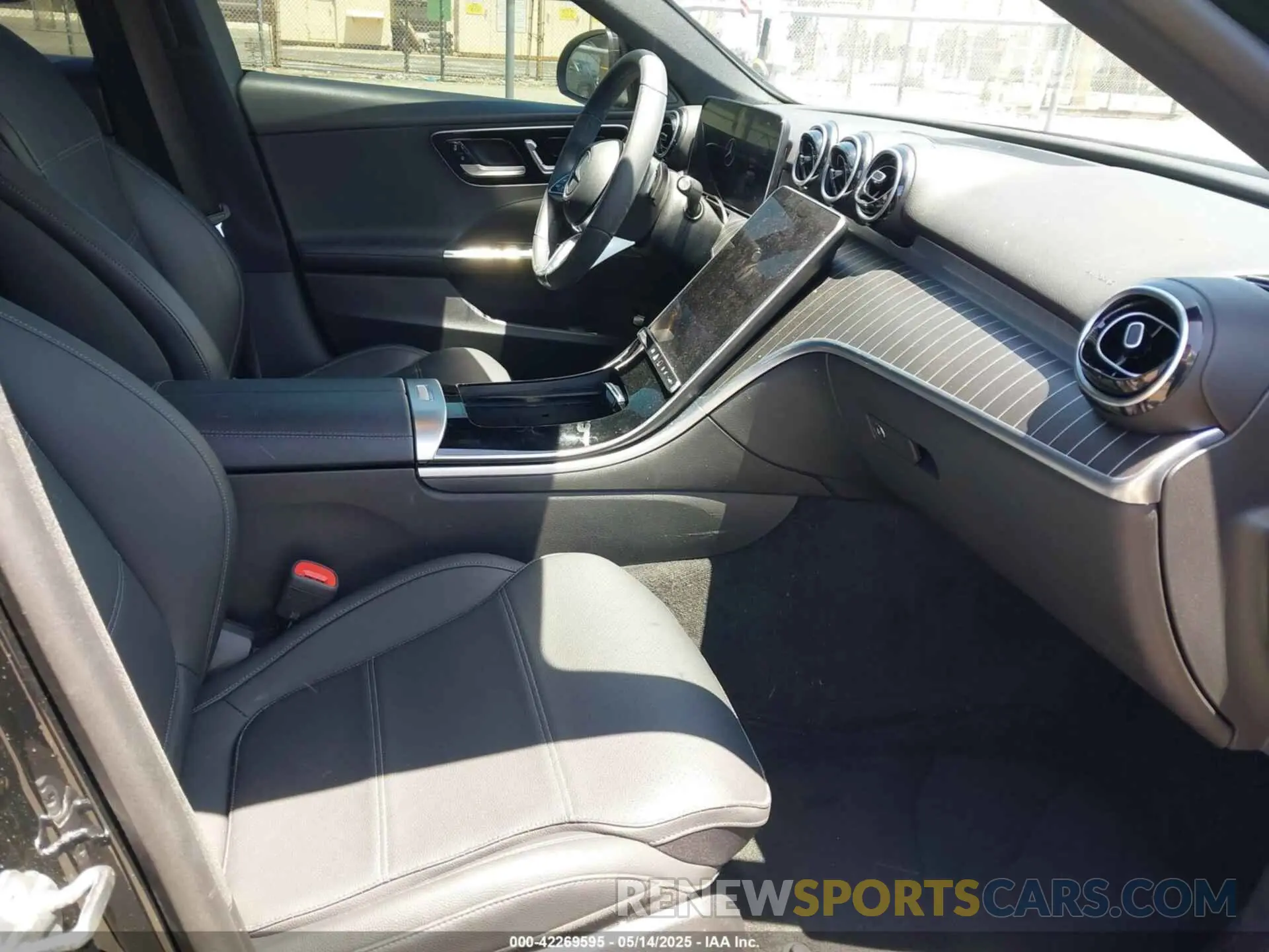 5 Photograph of a damaged car W1KAF4GB8NR066743 MERCEDES-BENZ C 300 2022