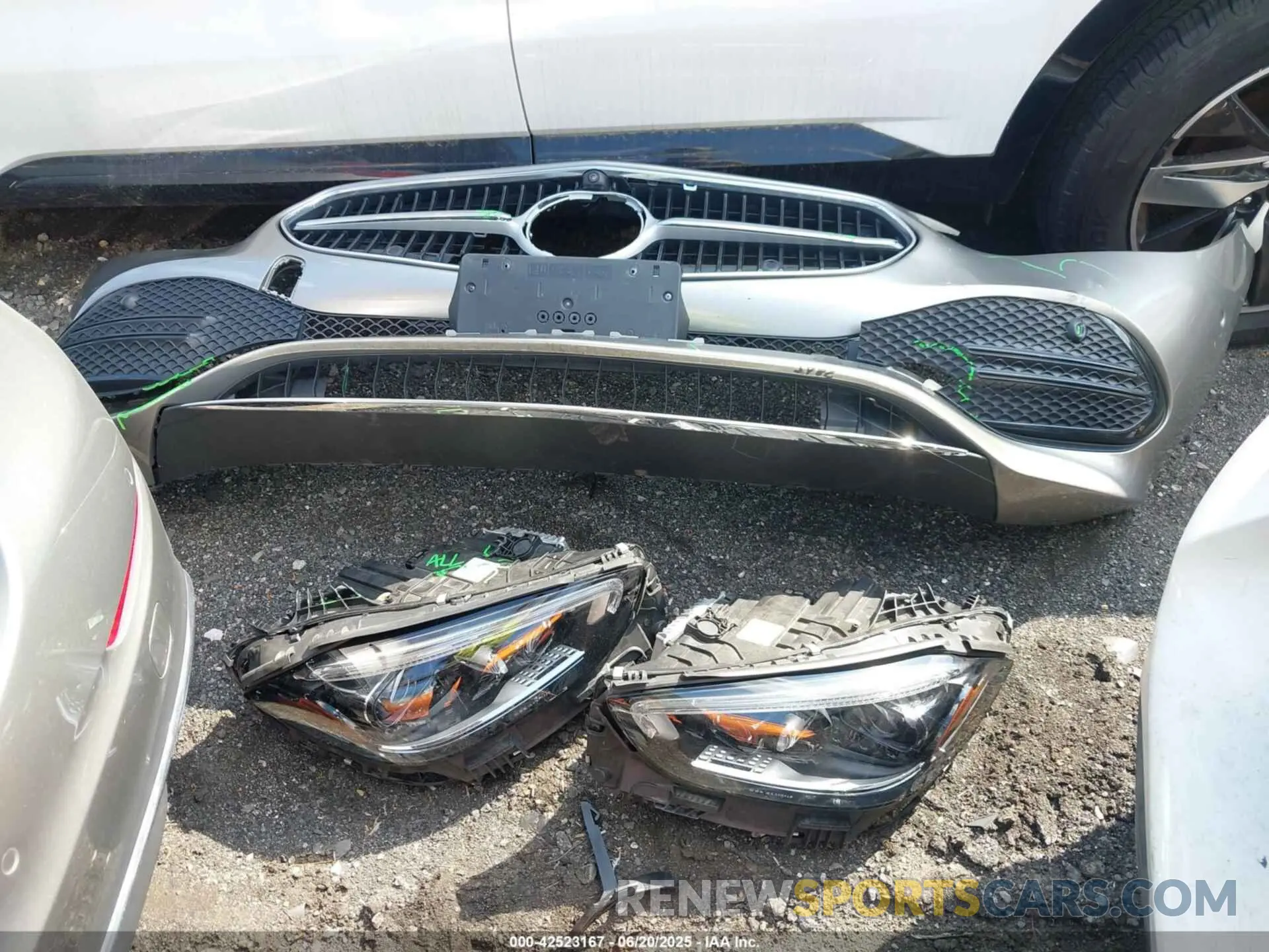 12 Photograph of a damaged car W1KAF4HB2NR062167 MERCEDES-BENZ C 300 2022