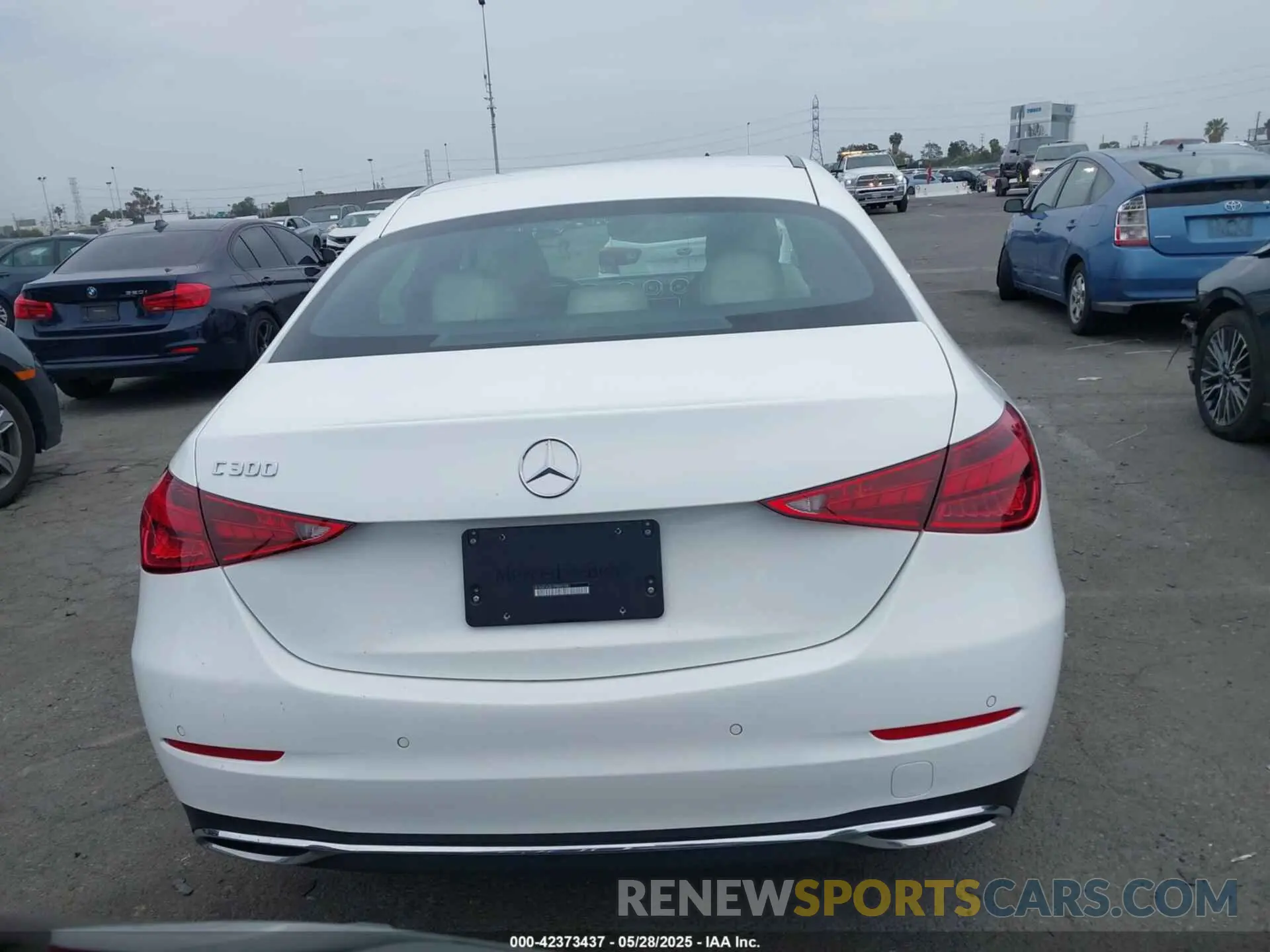 16 Photograph of a damaged car W1KAF4GB7PR092981 MERCEDES-BENZ C 300 2023