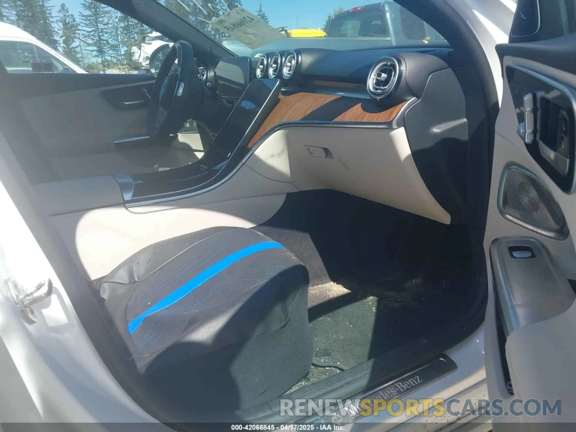 5 Photograph of a damaged car W1KAF4HB3PR138949 MERCEDES-BENZ C 300 2023