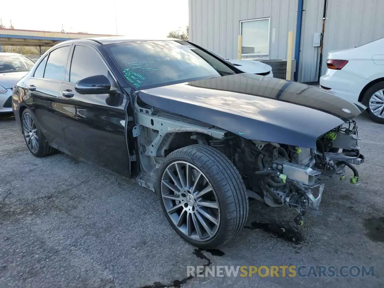 4 Photograph of a damaged car 55SWF6EB2HU213985 MERCEDES-BENZ C-CLASS 2017