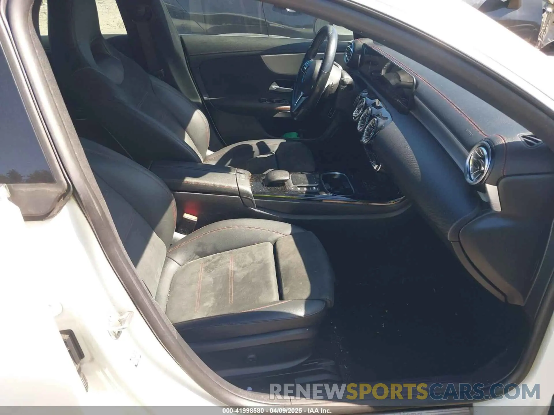 5 Photograph of a damaged car W1K5J4HB3NN250588 MERCEDES-BENZ CLA 250 COUPE 2022