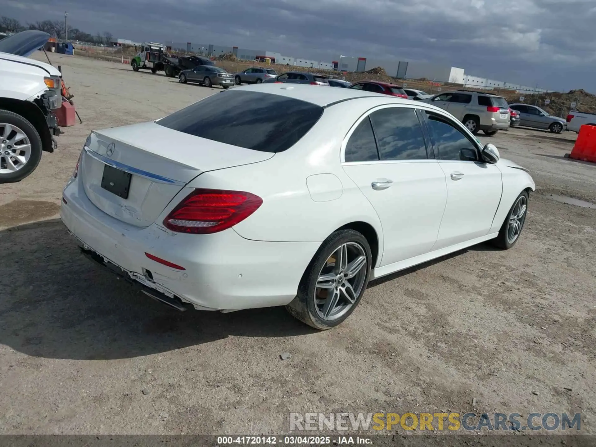 4 Photograph of a damaged car WDDZF4JB0KA512311 MERCEDES-BENZ E 300 2019