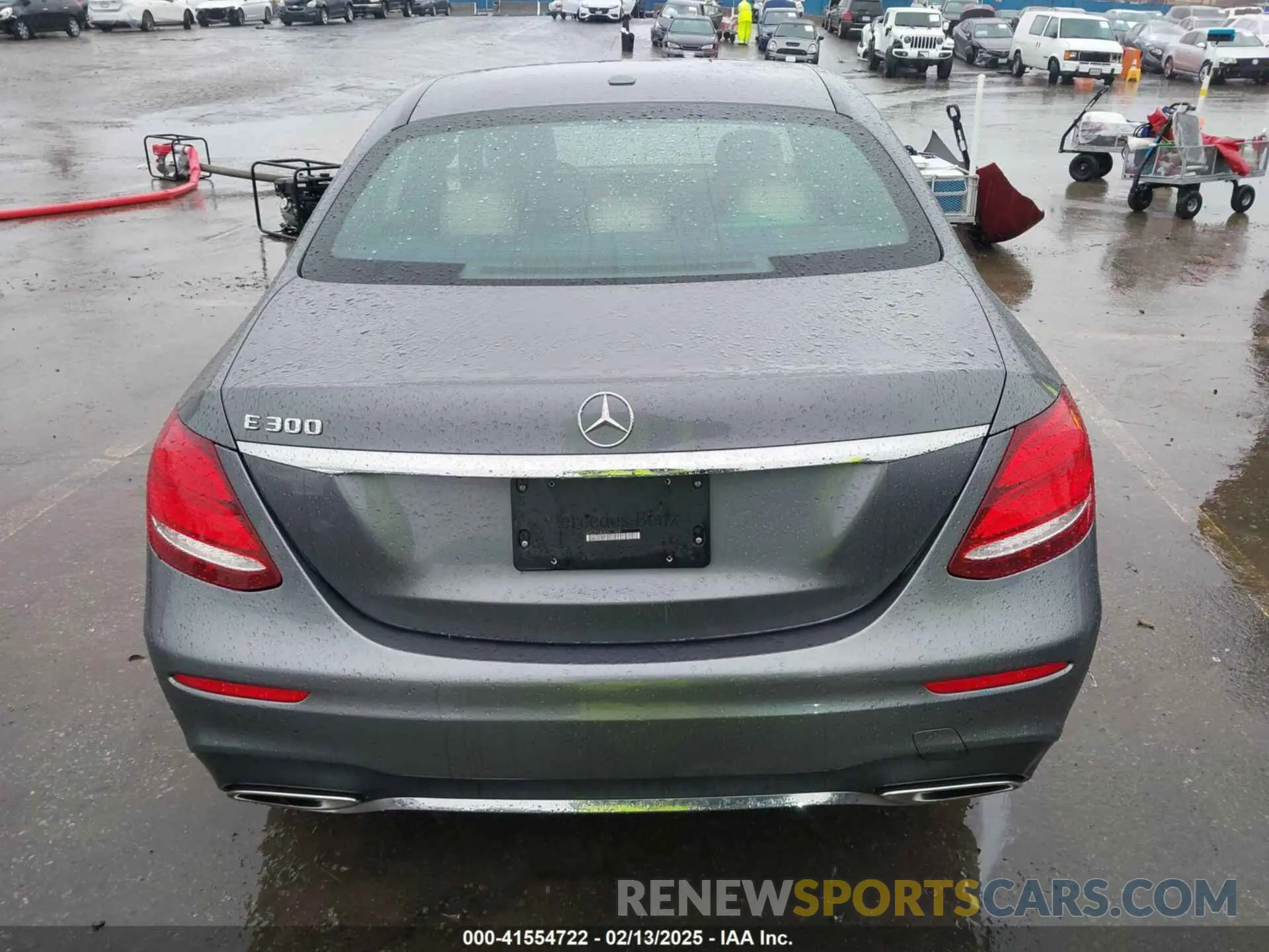 17 Photograph of a damaged car WDDZF4JB0KA513409 MERCEDES-BENZ E 300 2019