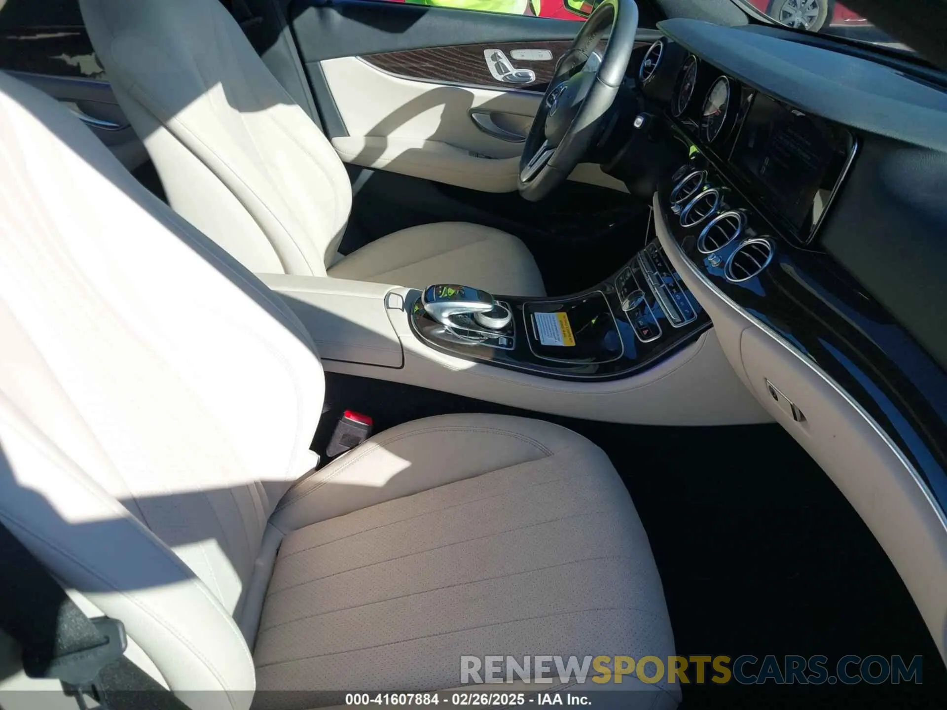 5 Photograph of a damaged car WDDZF4JB0KA548693 MERCEDES-BENZ E 300 2019