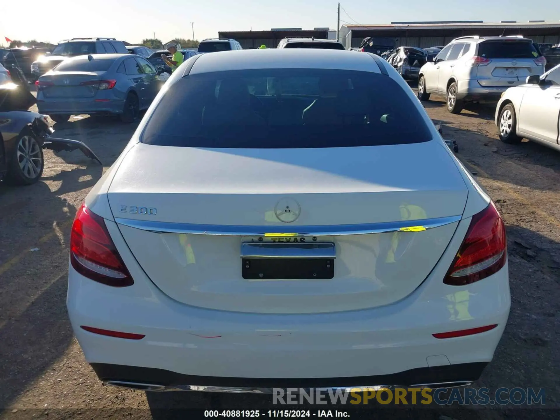 17 Photograph of a damaged car WDDZF4JB0KA564991 MERCEDES-BENZ E 300 2019