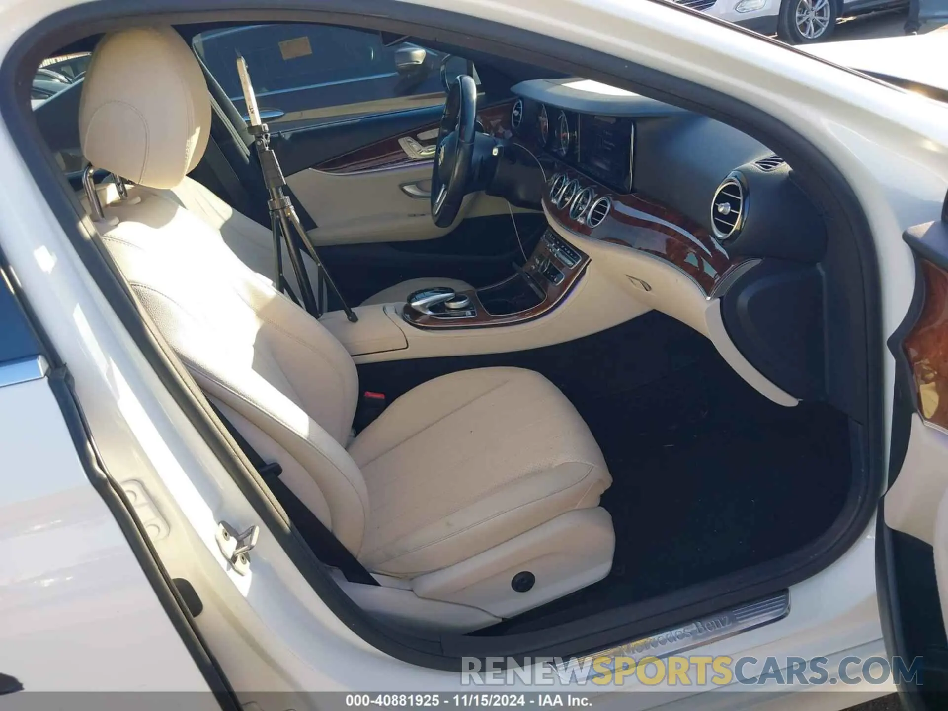 5 Photograph of a damaged car WDDZF4JB0KA564991 MERCEDES-BENZ E 300 2019