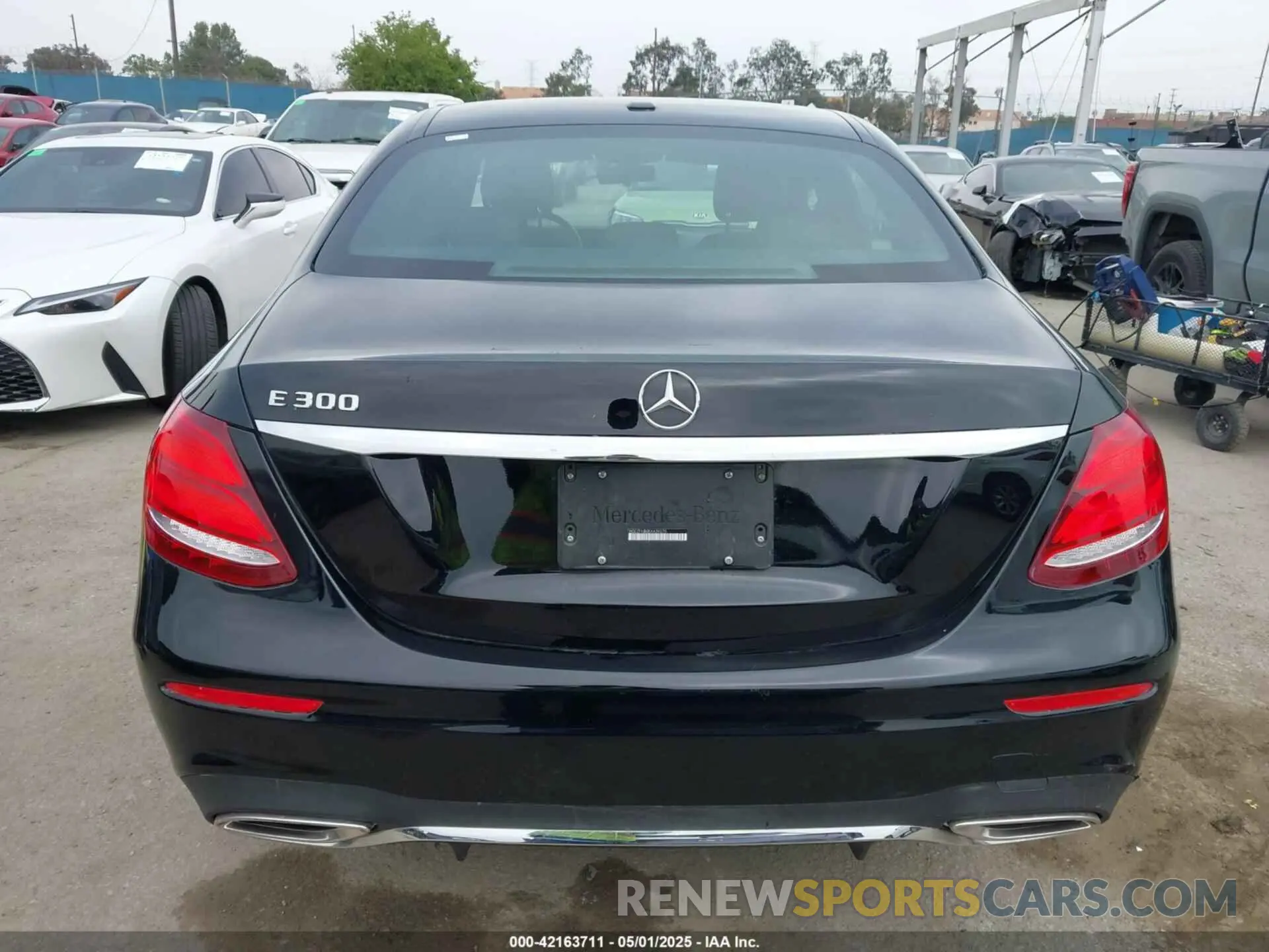 17 Photograph of a damaged car WDDZF4JB0KA639270 MERCEDES-BENZ E 300 2019