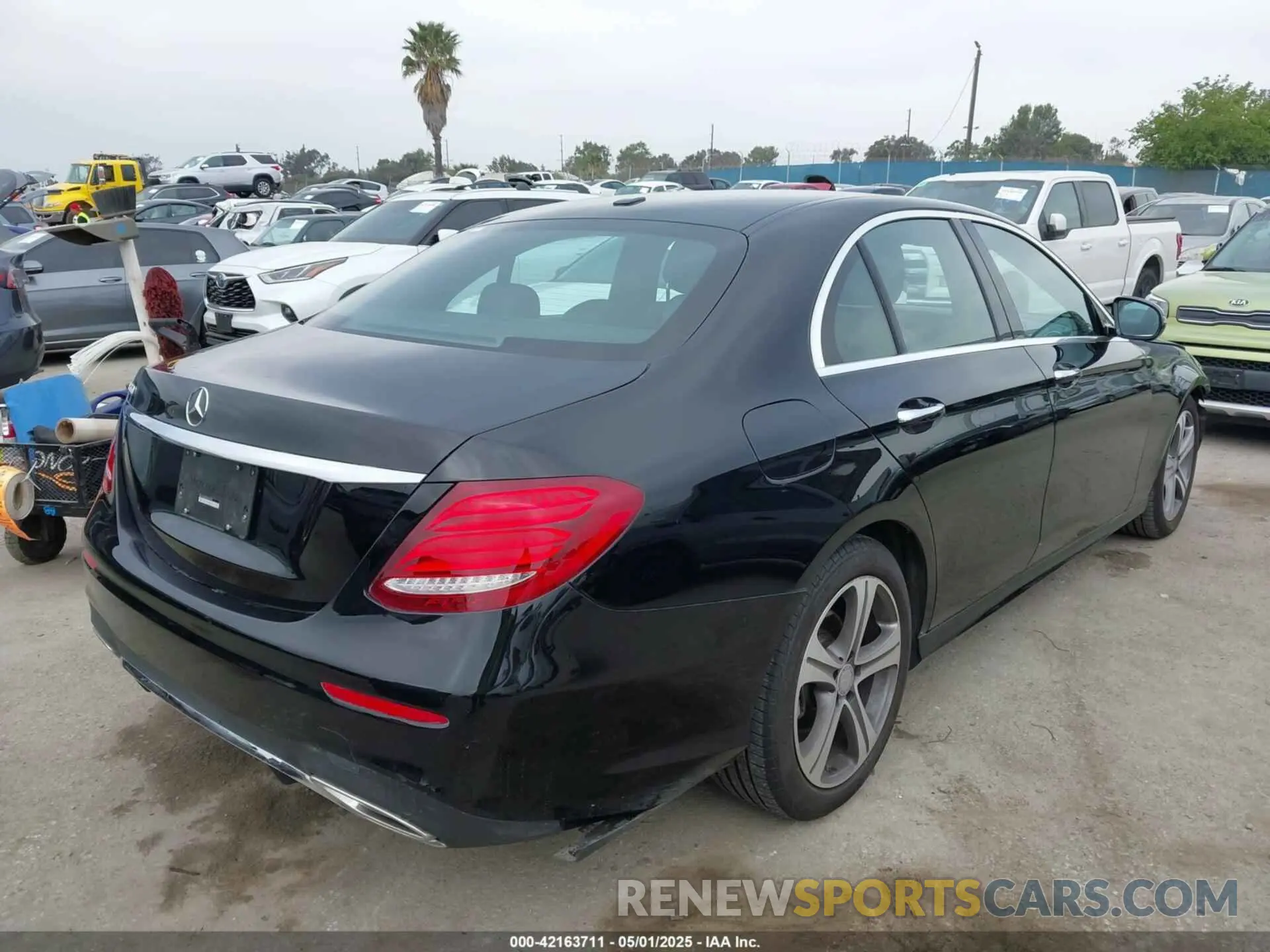 4 Photograph of a damaged car WDDZF4JB0KA639270 MERCEDES-BENZ E 300 2019