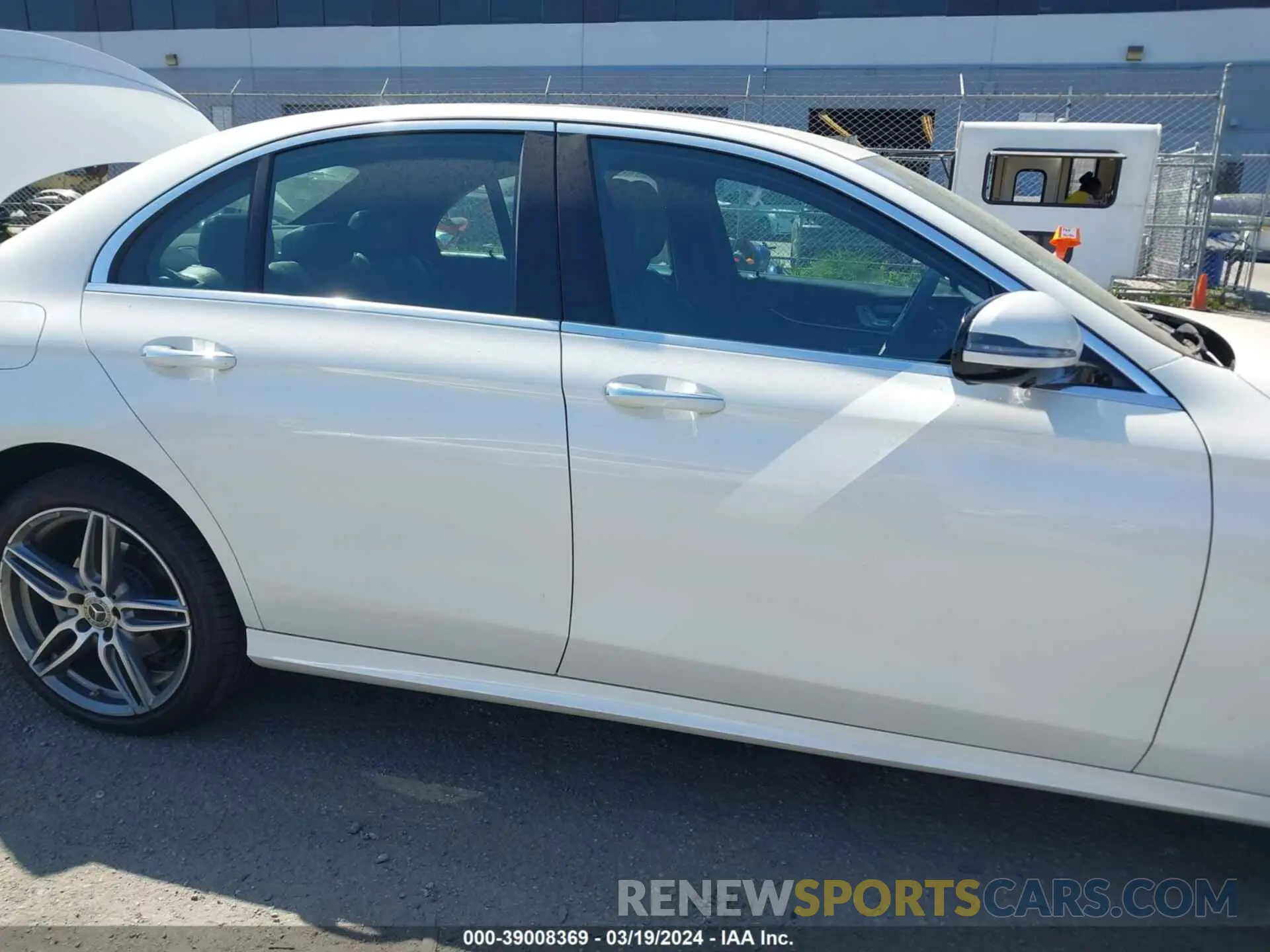 13 Photograph of a damaged car WDDZF4JB0KA679994 MERCEDES-BENZ E 300 2019