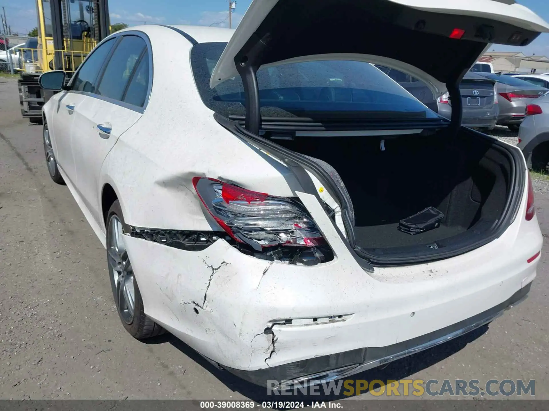 17 Photograph of a damaged car WDDZF4JB0KA679994 MERCEDES-BENZ E 300 2019