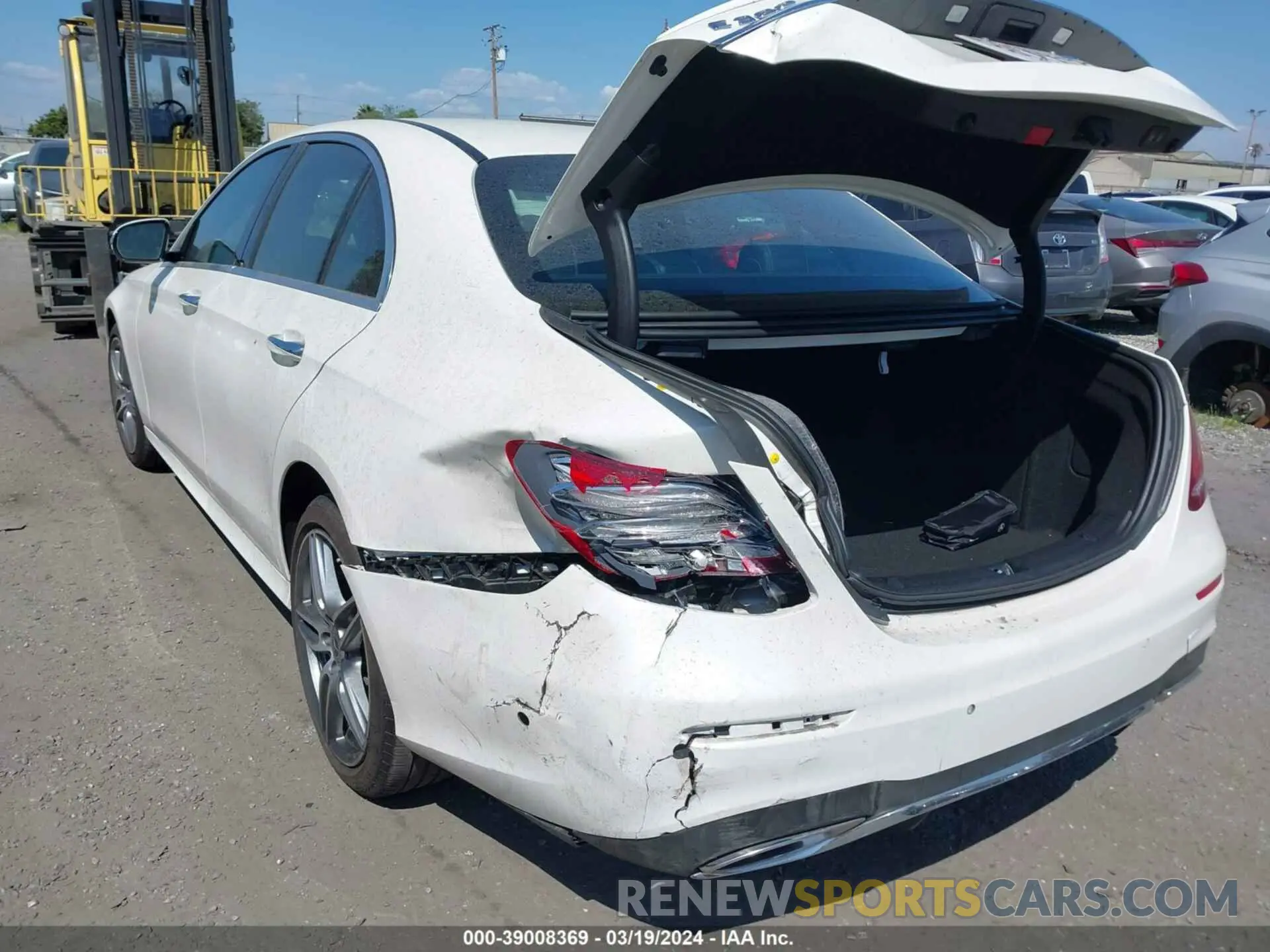 3 Photograph of a damaged car WDDZF4JB0KA679994 MERCEDES-BENZ E 300 2019