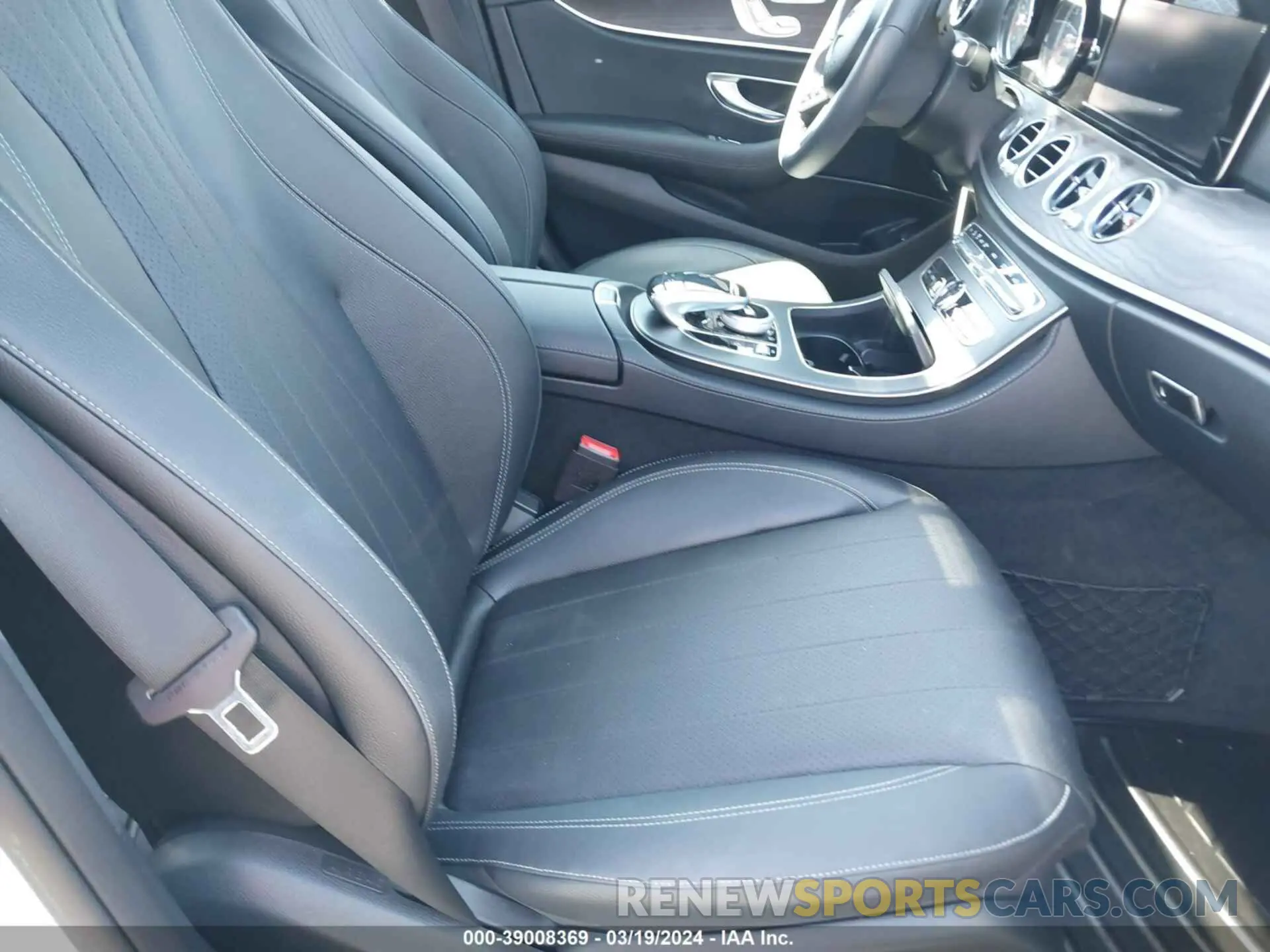 5 Photograph of a damaged car WDDZF4JB0KA679994 MERCEDES-BENZ E 300 2019