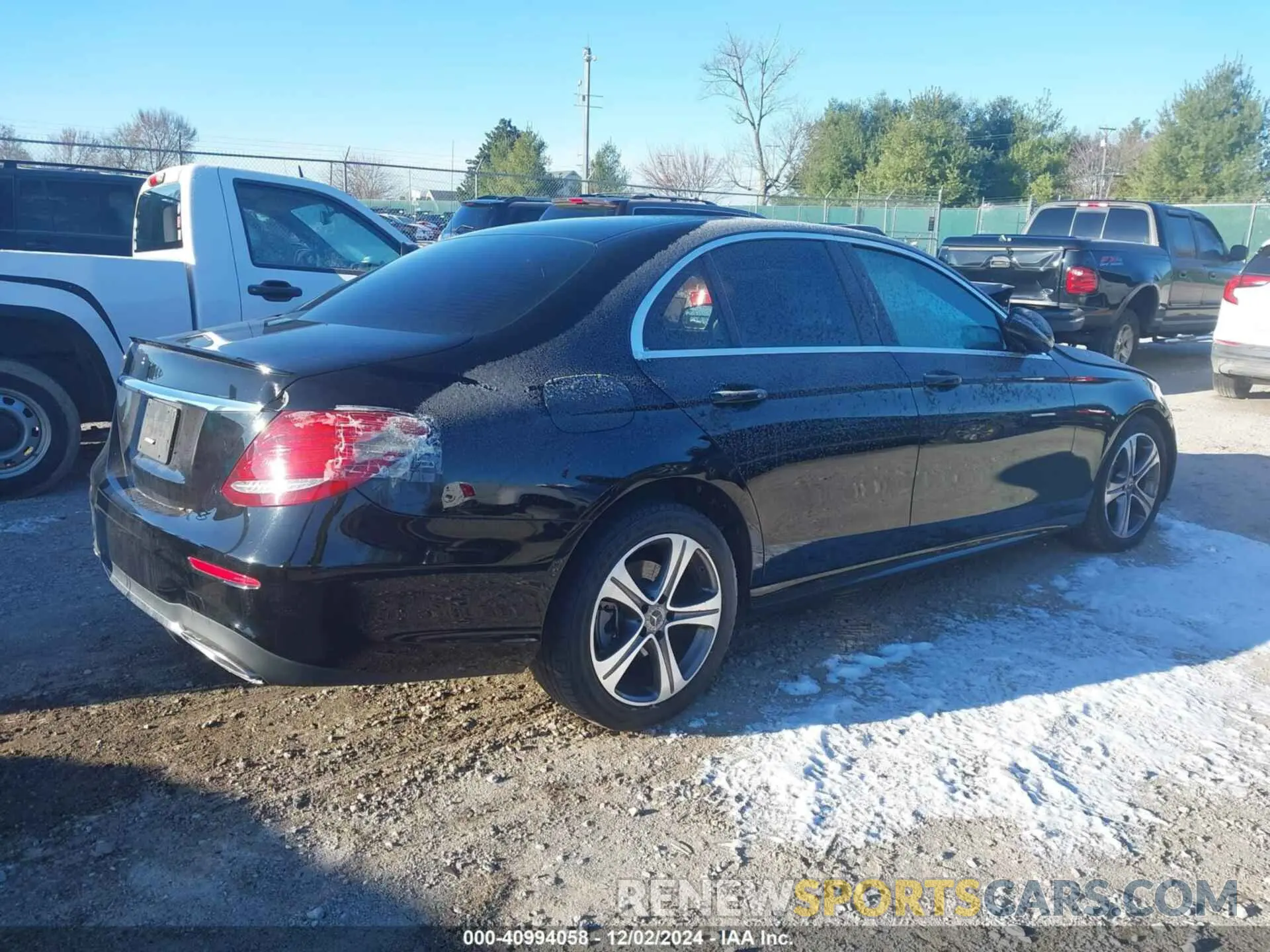 4 Photograph of a damaged car WDDZF4JB2KA526498 MERCEDES-BENZ E 300 2019