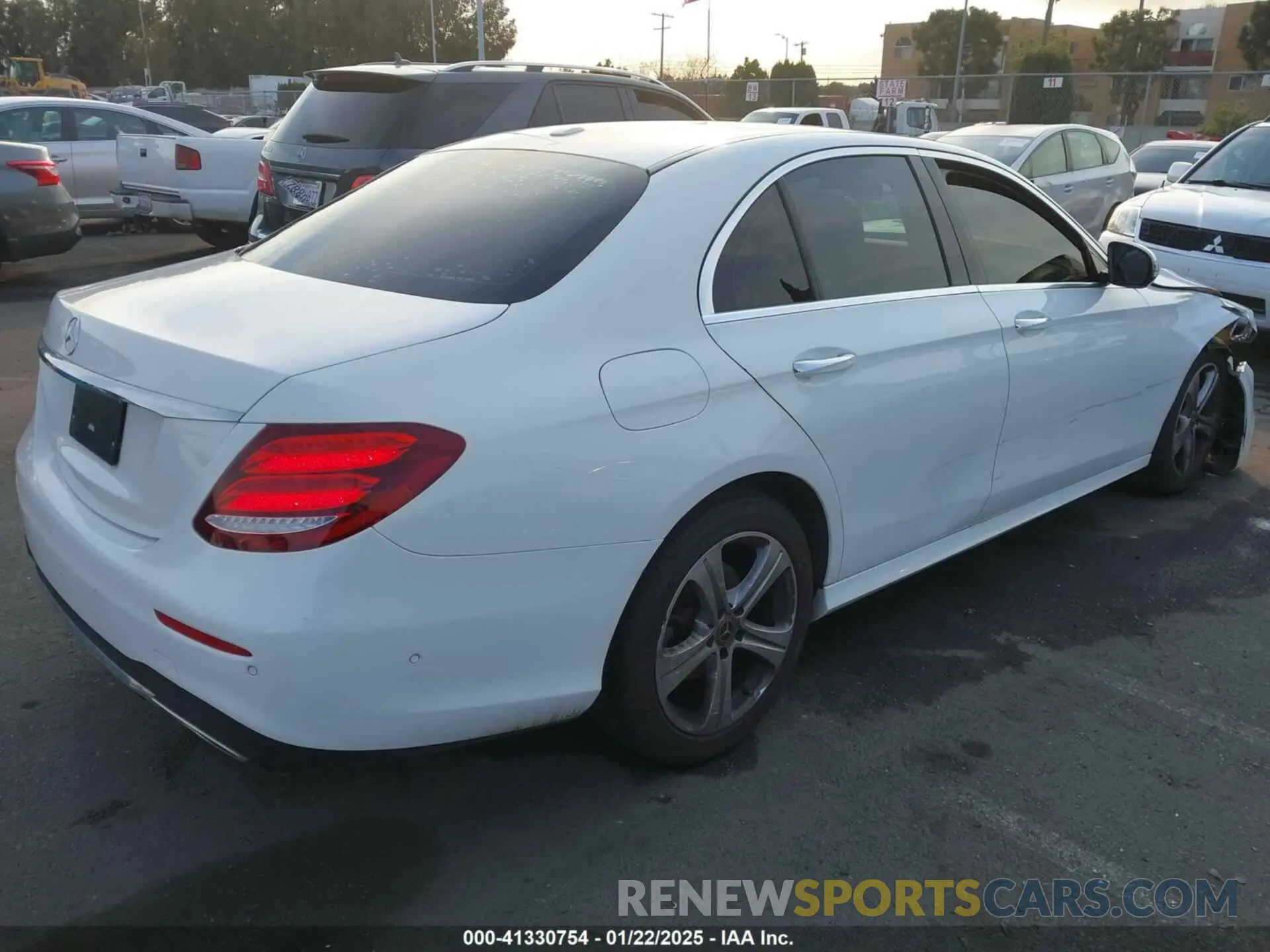 4 Photograph of a damaged car WDDZF4JB2KA544094 MERCEDES-BENZ E 300 2019