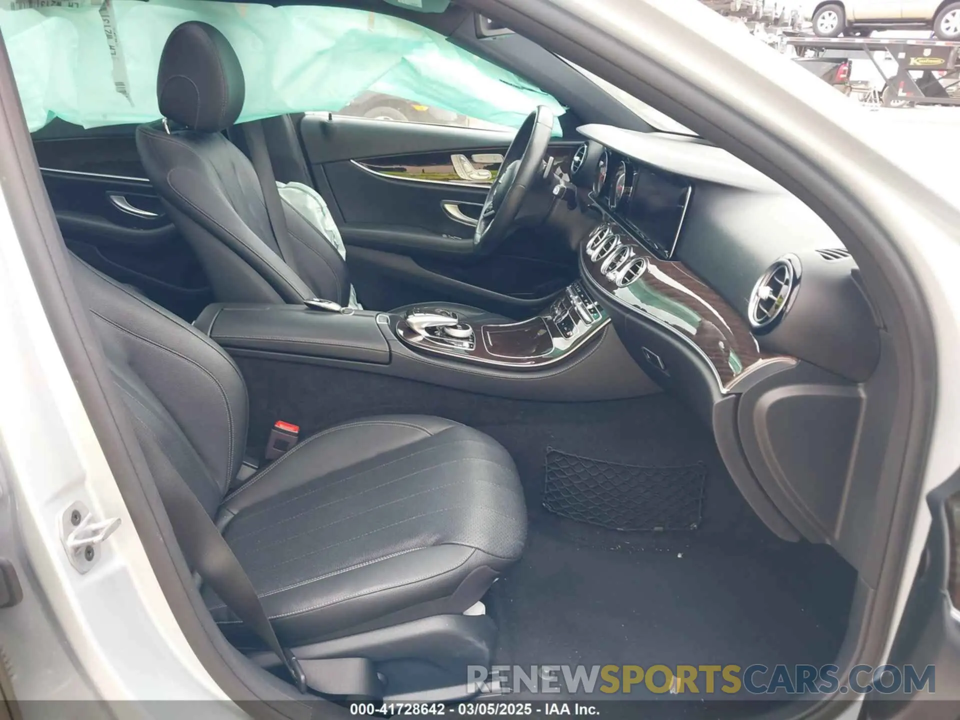5 Photograph of a damaged car WDDZF4JB6KA515701 MERCEDES-BENZ E 300 2019