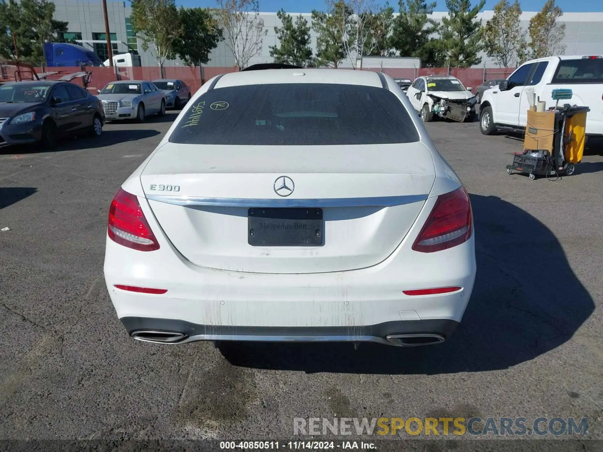 17 Photograph of a damaged car WDDZF4JB7KA589144 MERCEDES-BENZ E 300 2019