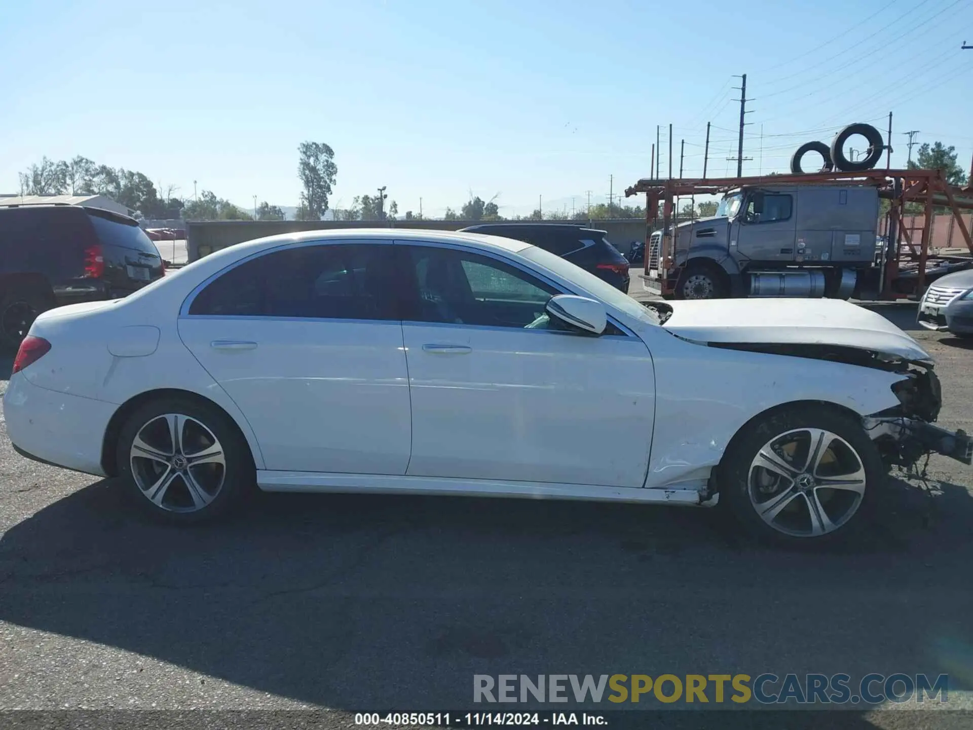 18 Photograph of a damaged car WDDZF4JB7KA589144 MERCEDES-BENZ E 300 2019