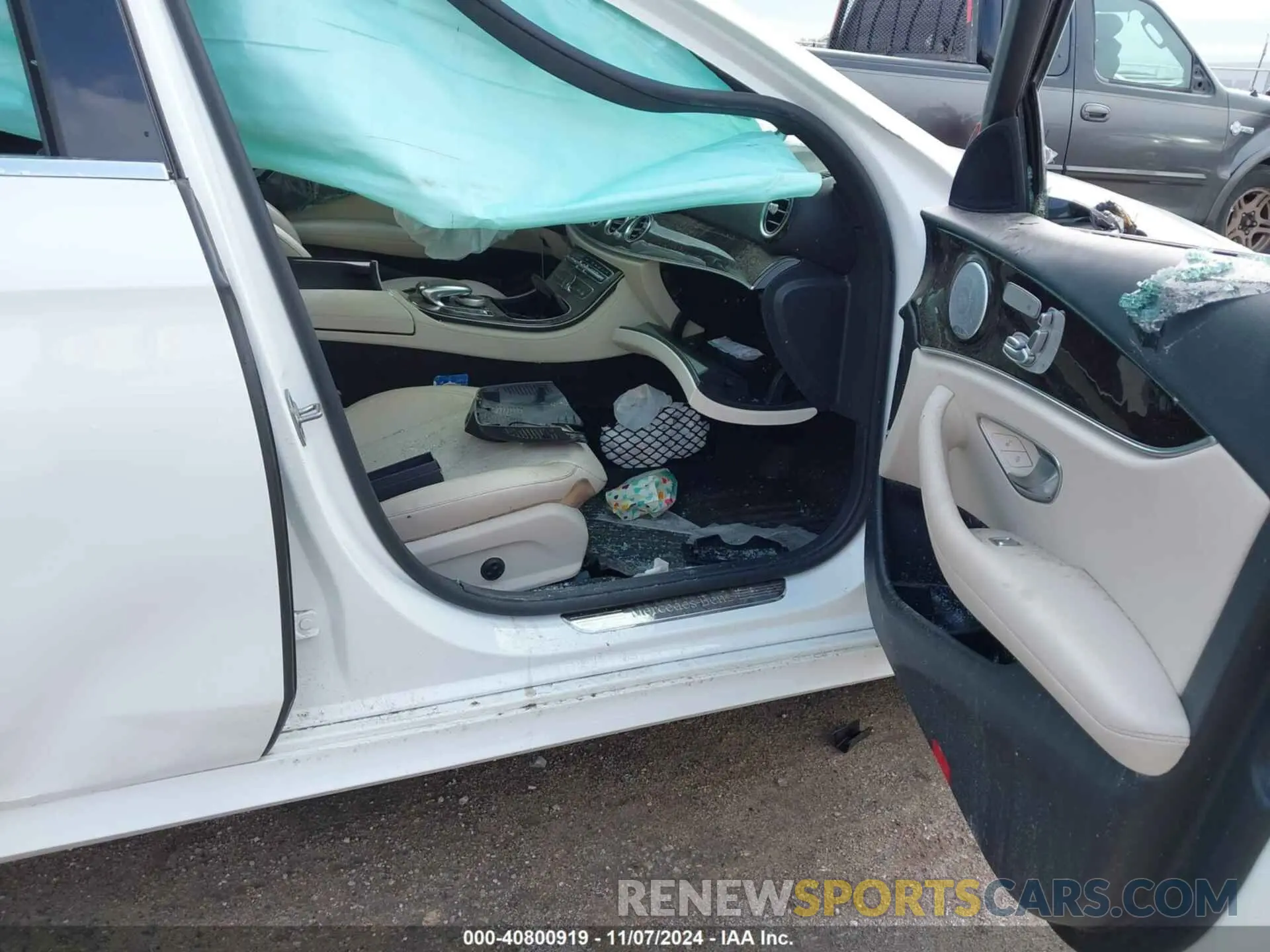 5 Photograph of a damaged car WDDZF4JB7KA658866 MERCEDES-BENZ E 300 2019