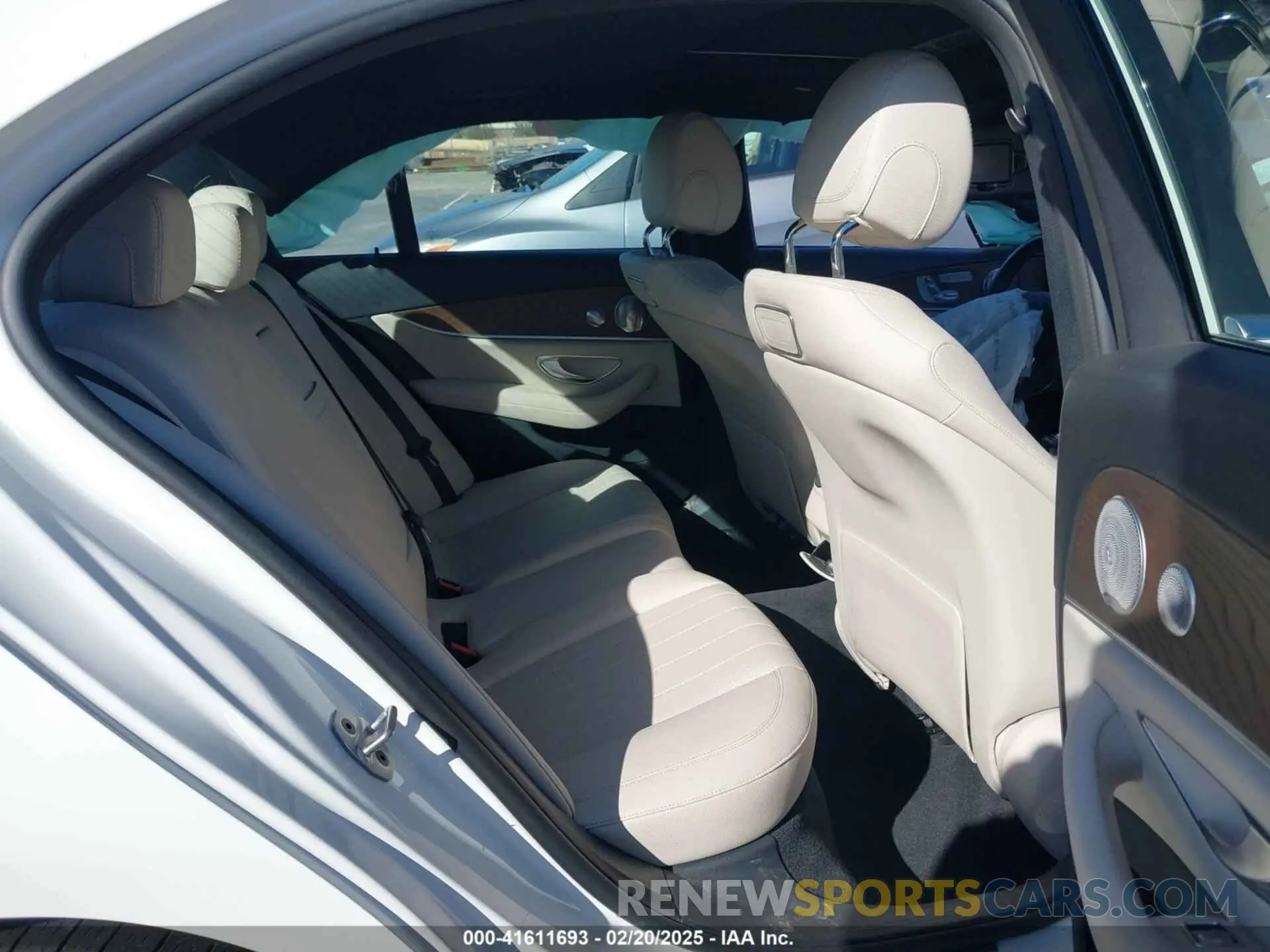 8 Photograph of a damaged car WDDZF4JB8KA505980 MERCEDES-BENZ E 300 2019