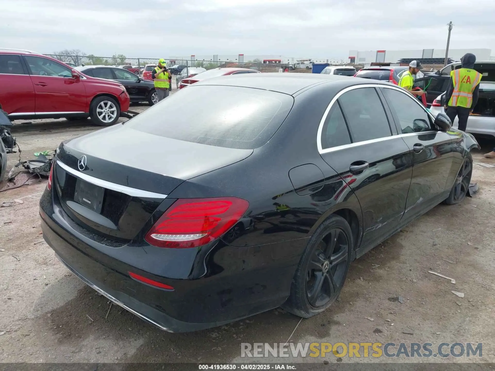 4 Photograph of a damaged car WDDZF4JB9KA547672 MERCEDES-BENZ E 300 2019